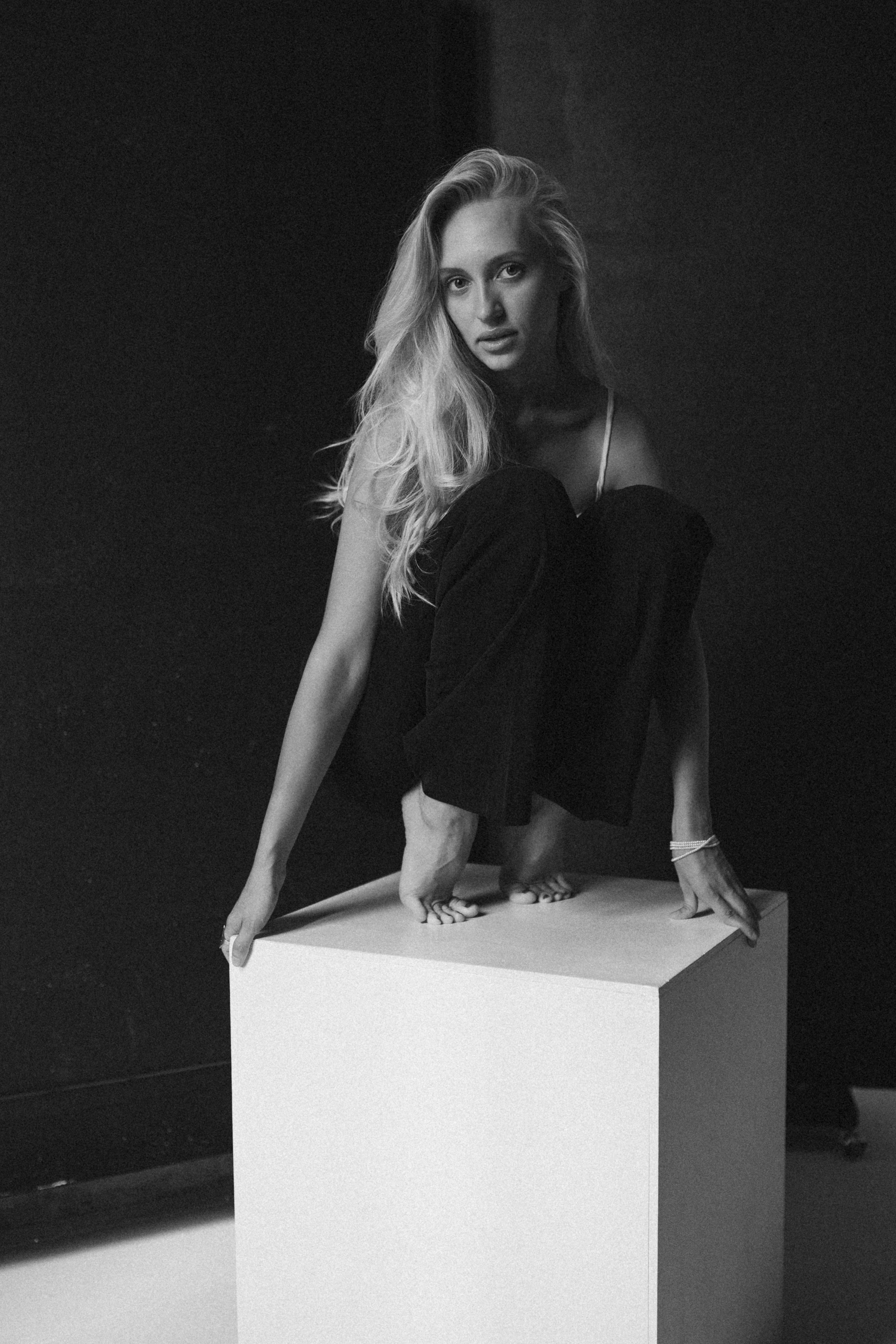 Individual photoshoot of a woman in a studio in Vilnius.