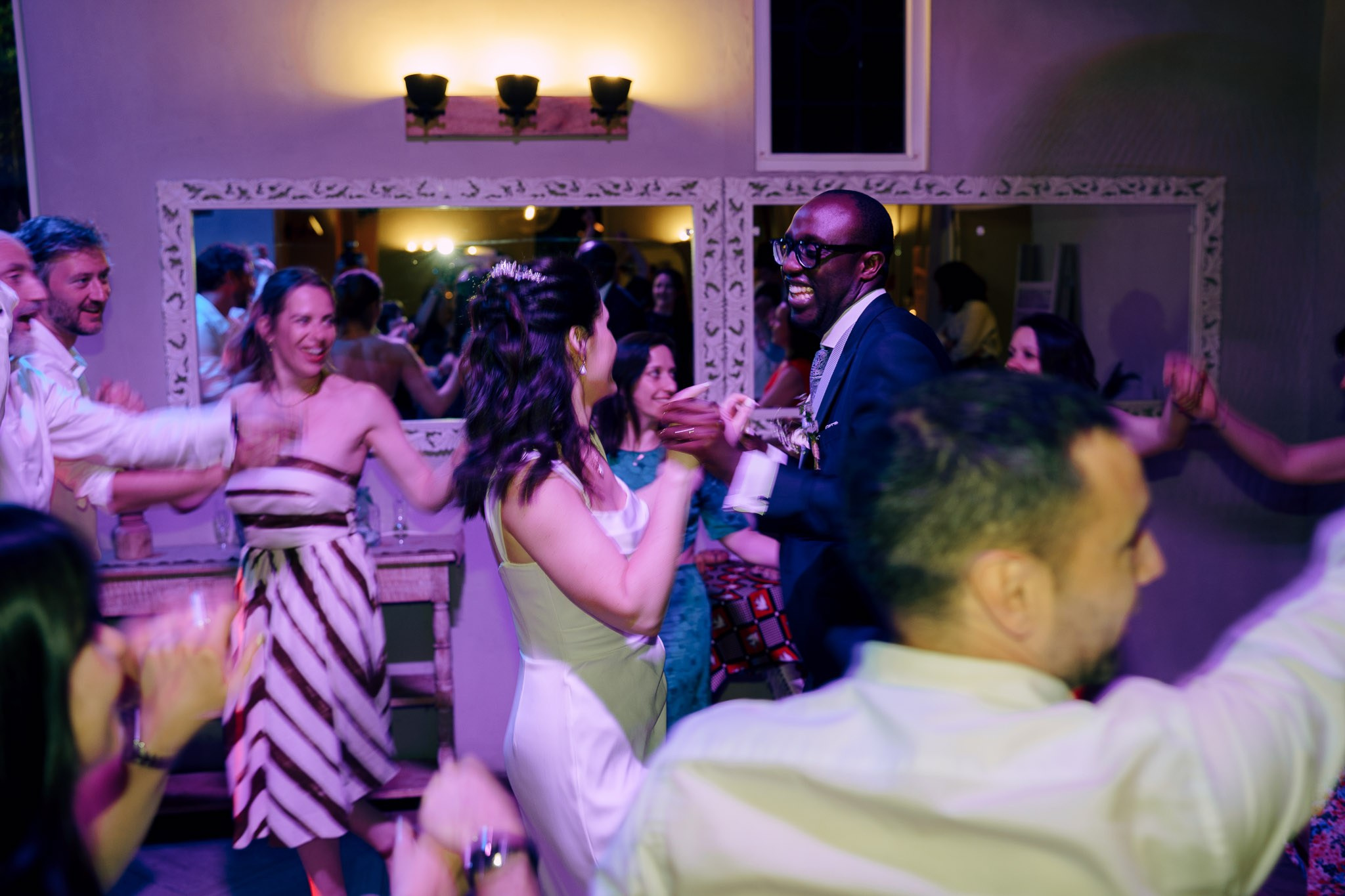 Häävalokuvaaja Helsingissä – Studiohappymoment | Romanttisia hetkiä