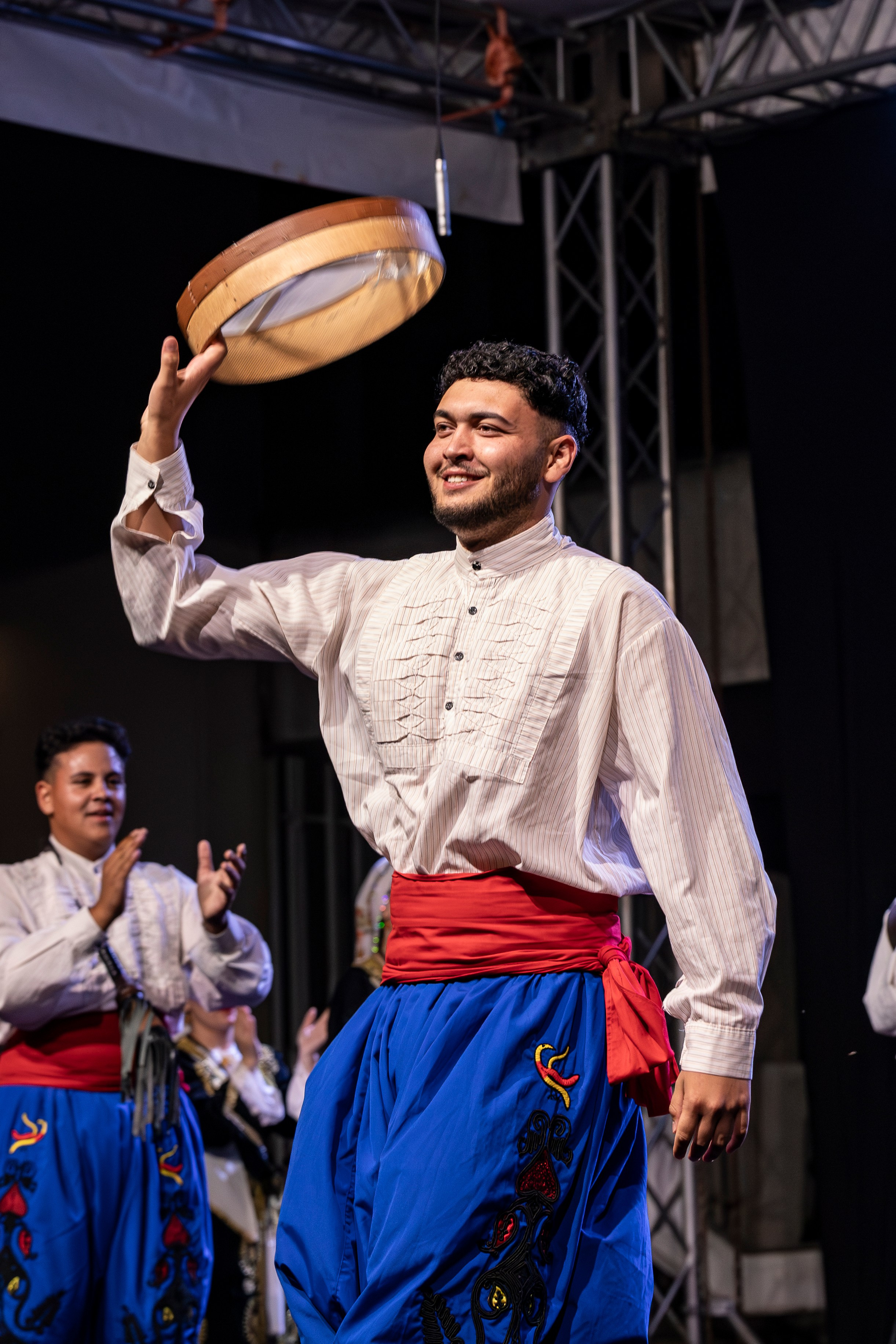 Tradicionalni folklorni ansambli izvode plesove i pjesme na Internacionalnom festivalu folklora u Sarajevu, prikazujući bogatstvo narodnih nošnji i kulturnih izraza iz različitih zemalja.
