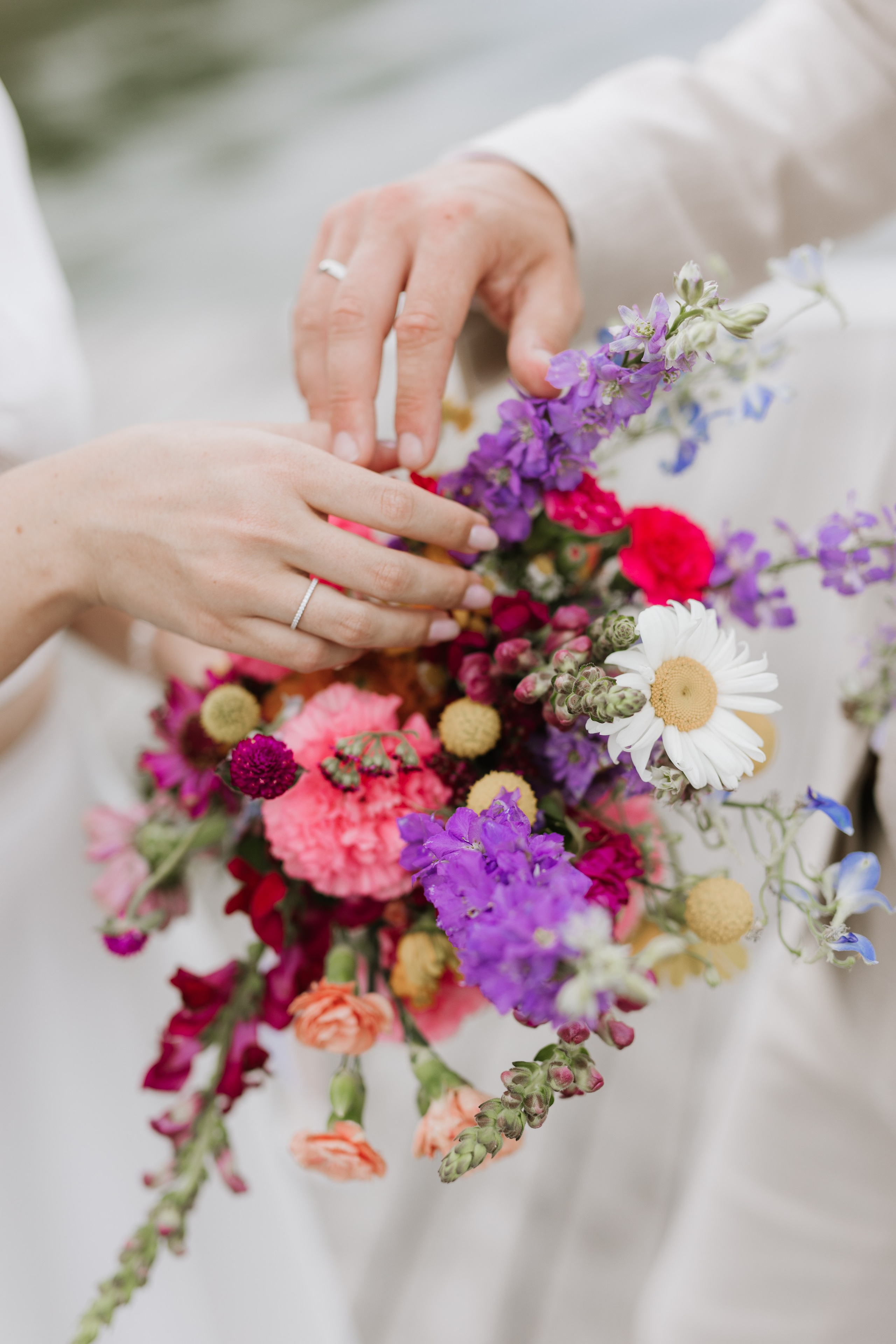 Boho Brautstrauß mit wilden Blumen und Gräsern