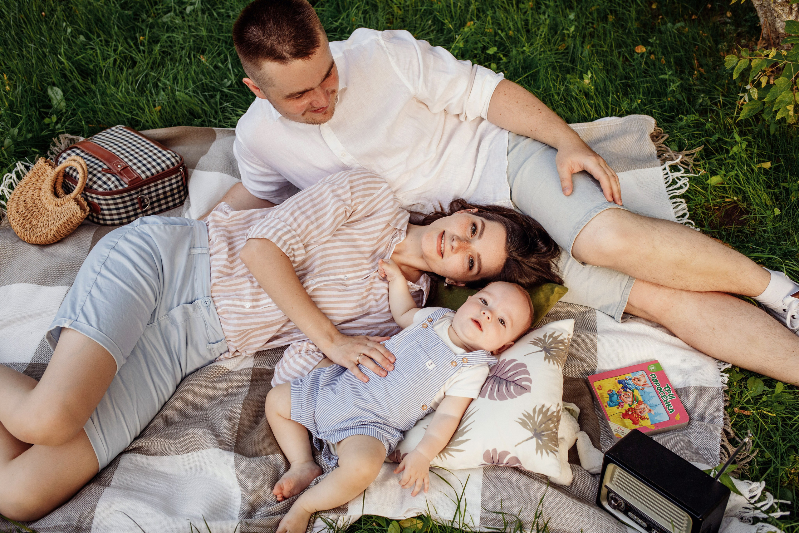 Adorable baby portraits capturing curiosity and first smiles in a natural home setting. Alisa Tant — Family and newborn photographer Bucks County, Montgomery county, Philadelphia, NJ