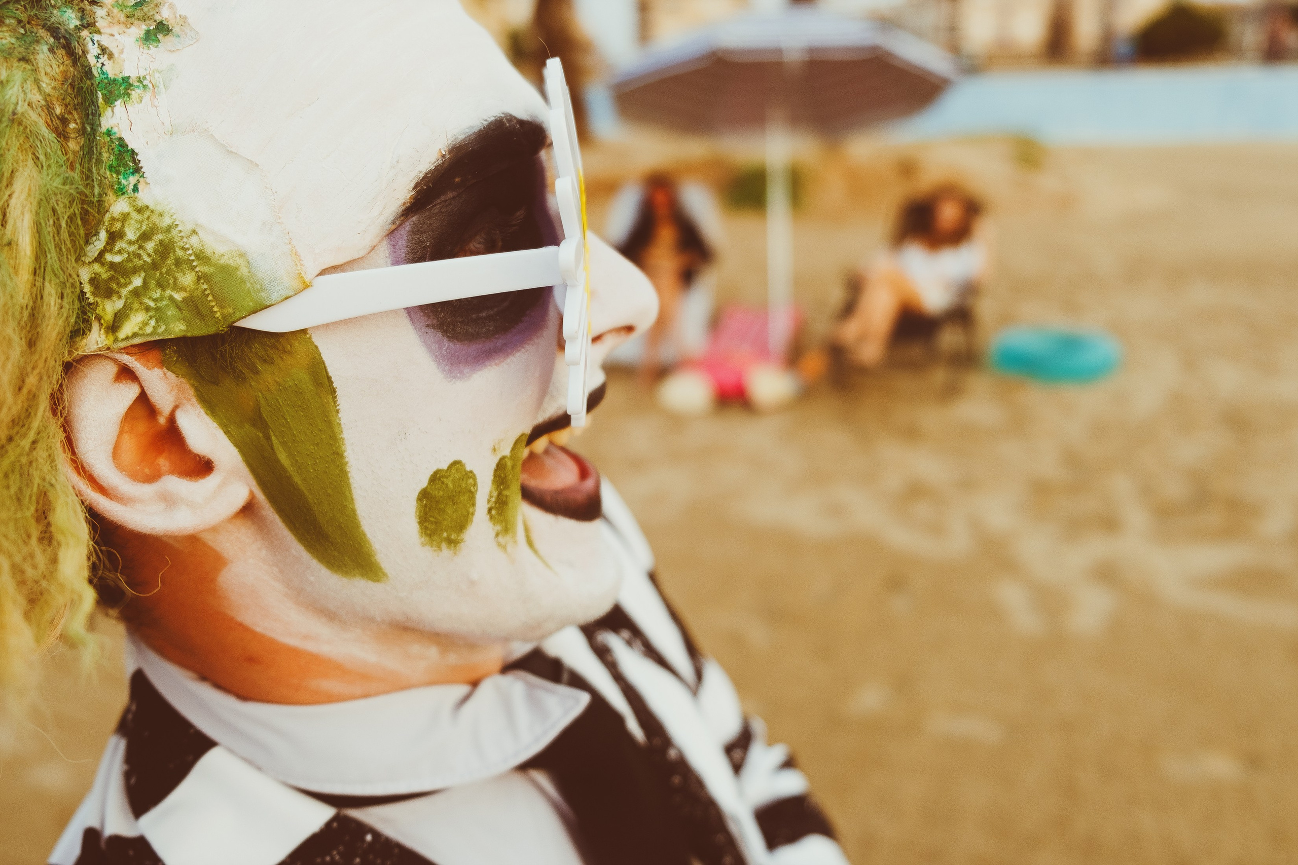 Beetlejuice на море: Экспериментальная фотосессия с цирковыми артистами — Фотограф Андрей Луковников