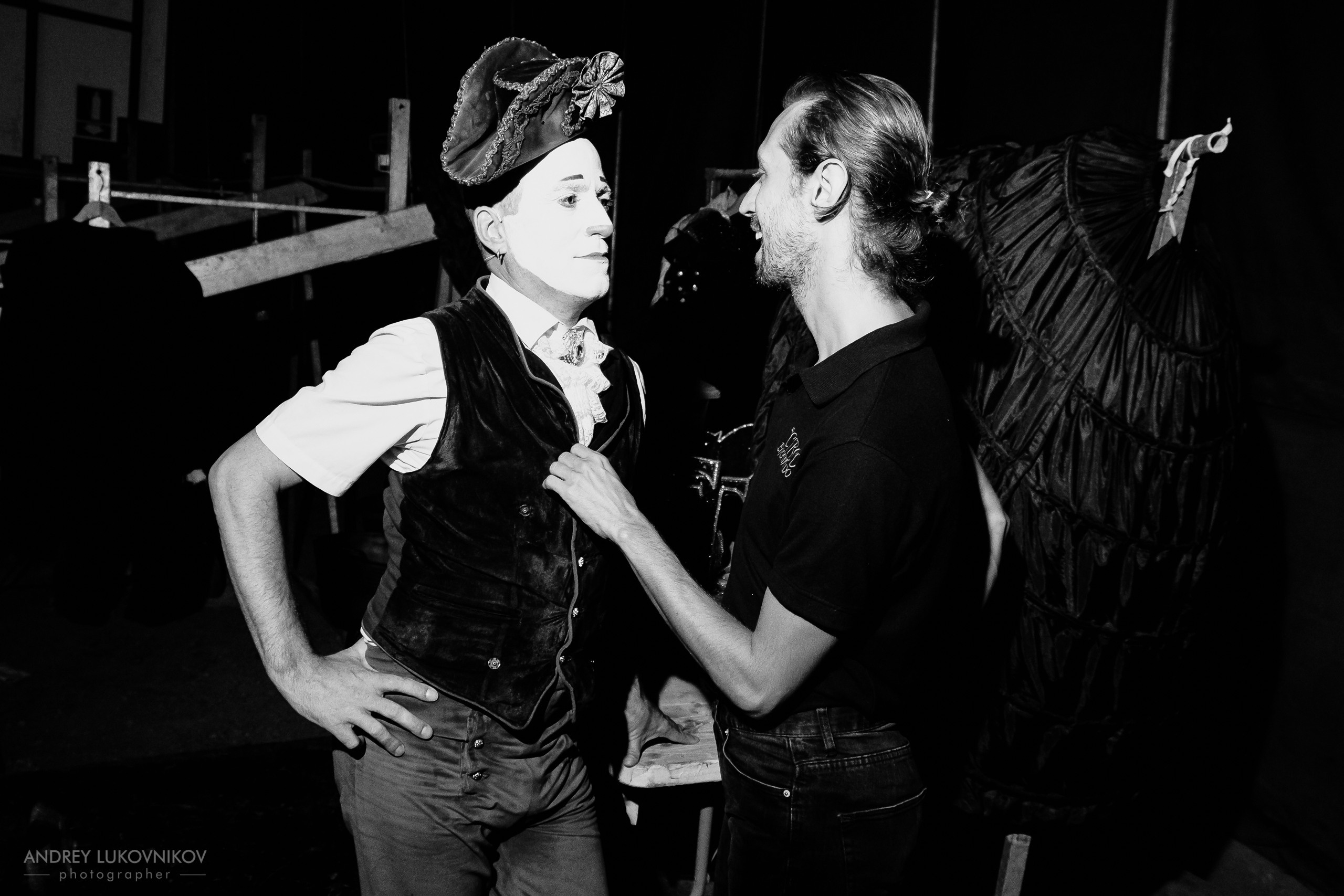 Sesión de fotos entre bastidores en El Circo Encantado: la vida de los artistas tras bambalinas