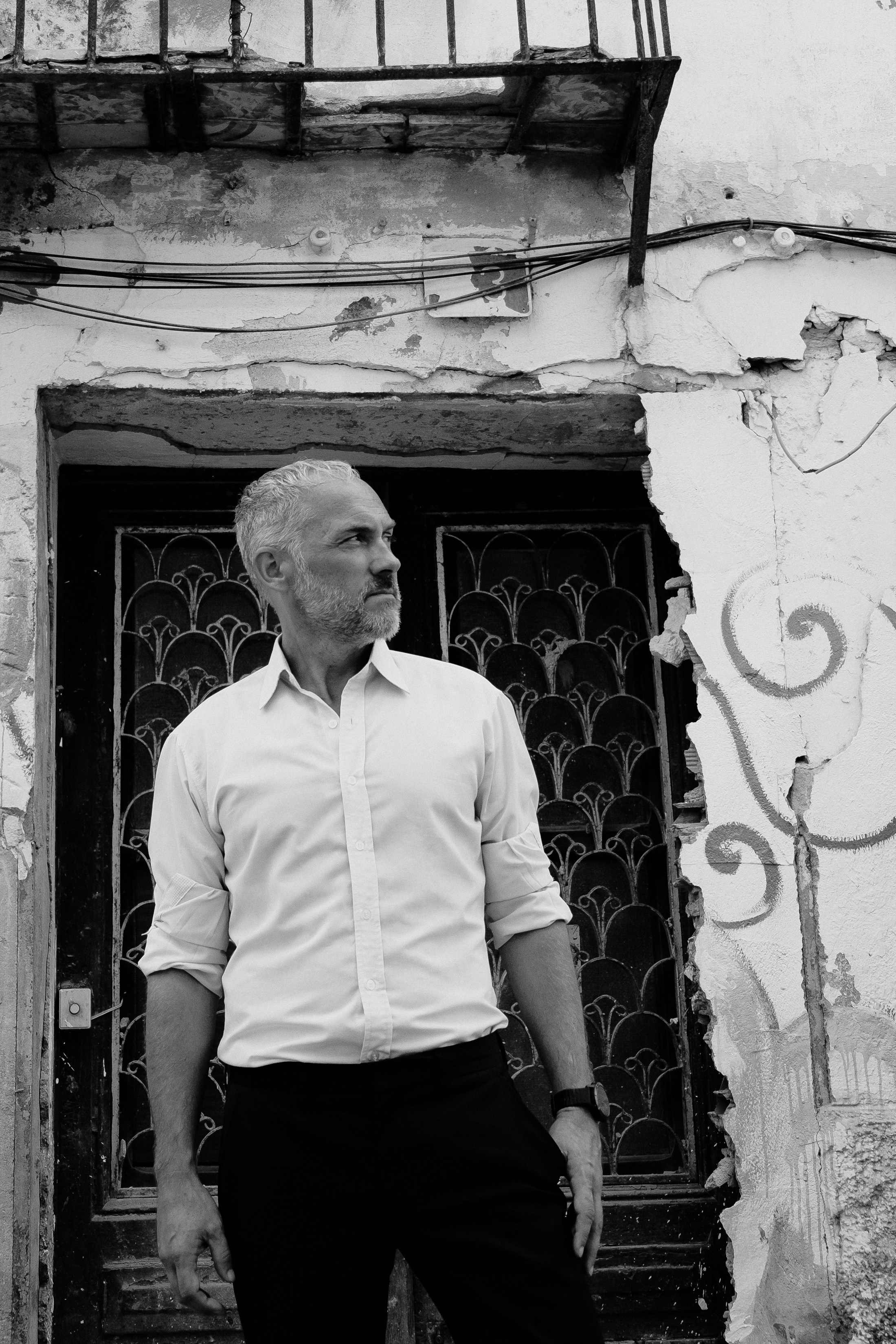 Портретная фотосессия музыканта Robert Skarsbakk в старом городе Аликанте для обложки альбома — Фотограф Андрей Луковников