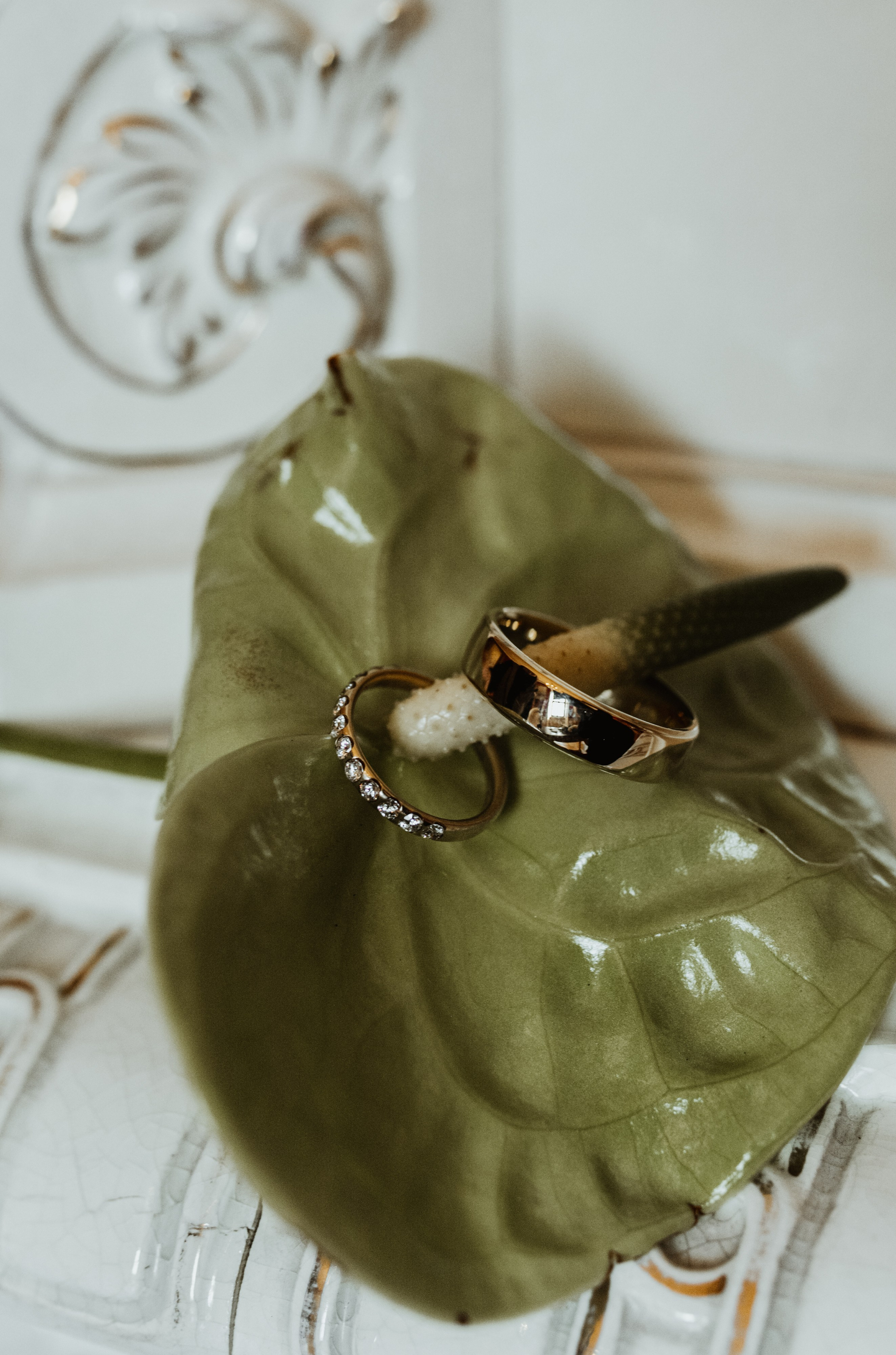 etailaufnahme des Brautstraußes von Celine, der mit frischen Blumen und grünen Akzenten gestaltet ist.