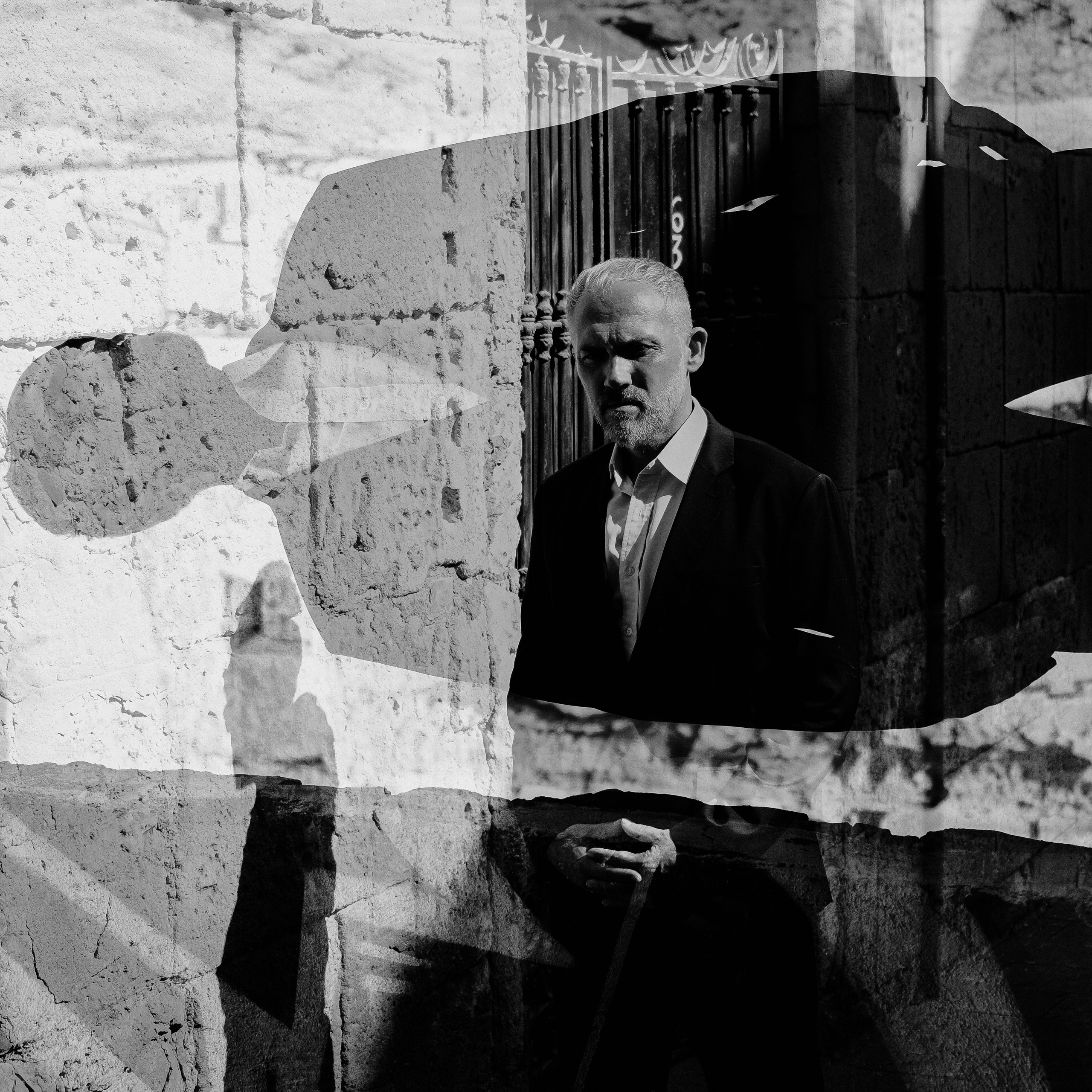 Портретная фотосессия музыканта Robert Skarsbakk в старом городе Аликанте для обложки альбома — Фотограф Андрей Луковников