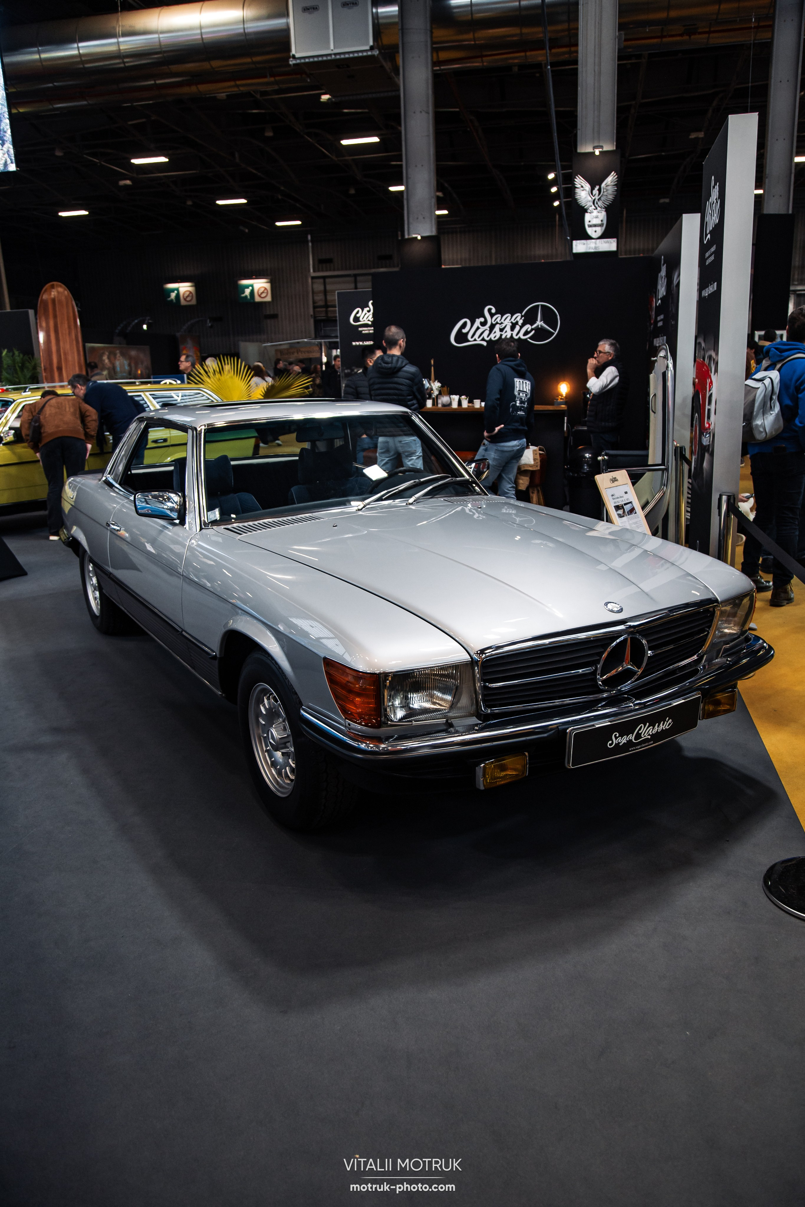 Retromobile 2023. Photographe de voitures à Paris — Vitalii Motruk