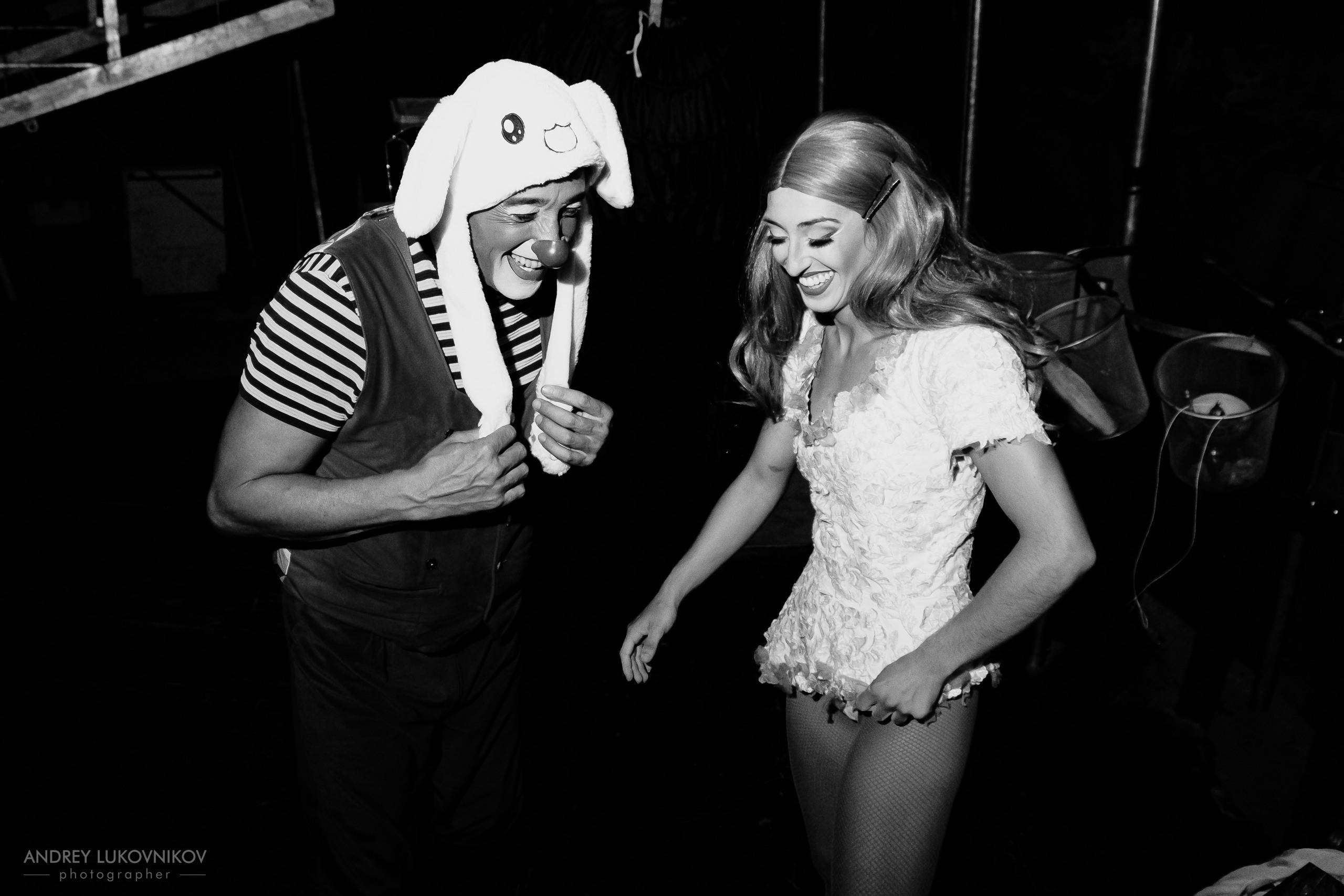 Sesión de fotos entre bastidores en El Circo Encantado: la vida de los artistas tras bambalinas