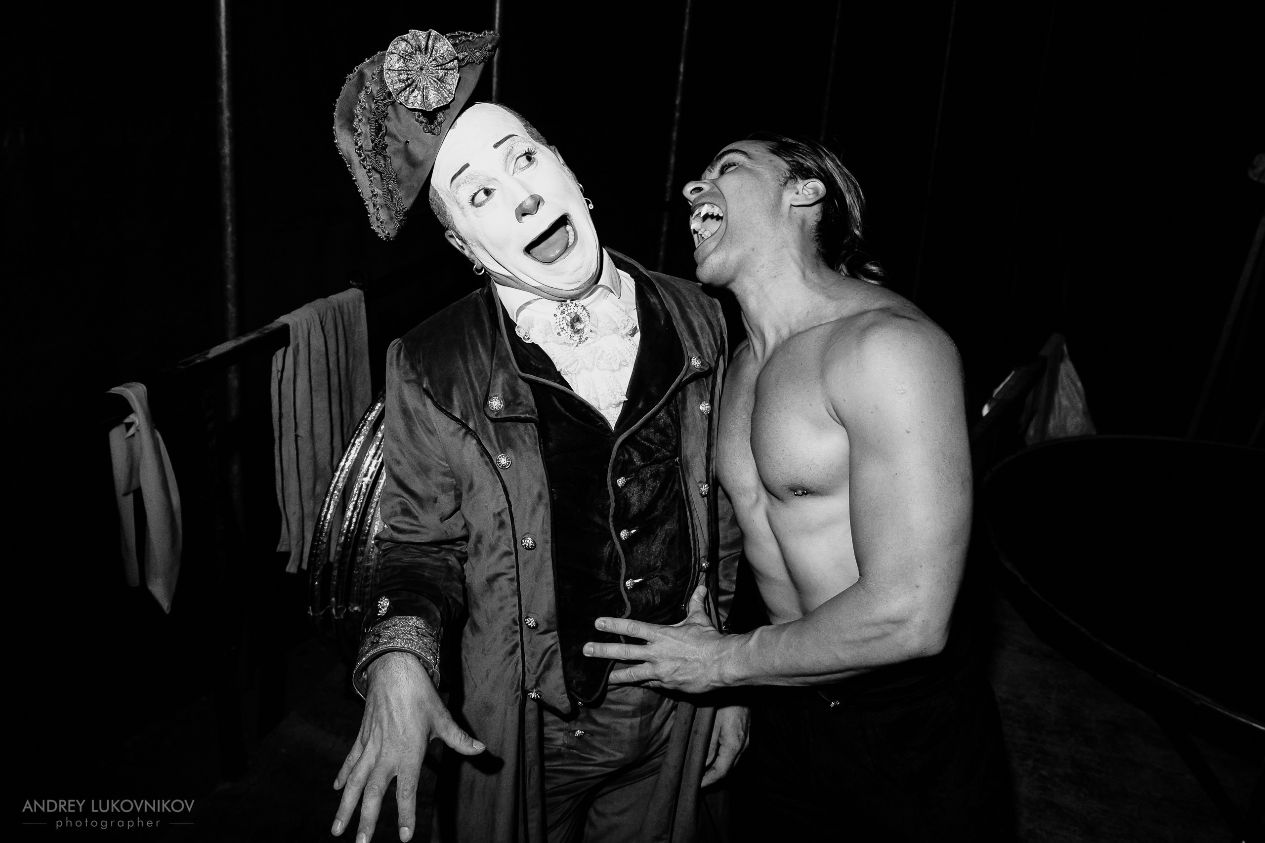 Sesión de fotos entre bastidores en El Circo Encantado: la vida de los artistas tras bambalinas