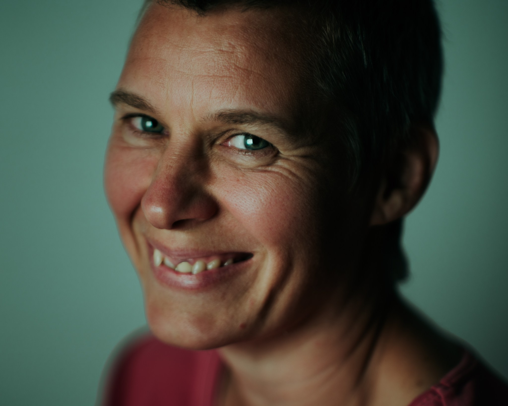 “Professionelles Business-Porträt mit freundlichem Ausdruck – ideal für Unternehmensprofile, LinkedIn, oder Geschäftswebsites. Natürliche Beleuchtung und authentischer Look.”