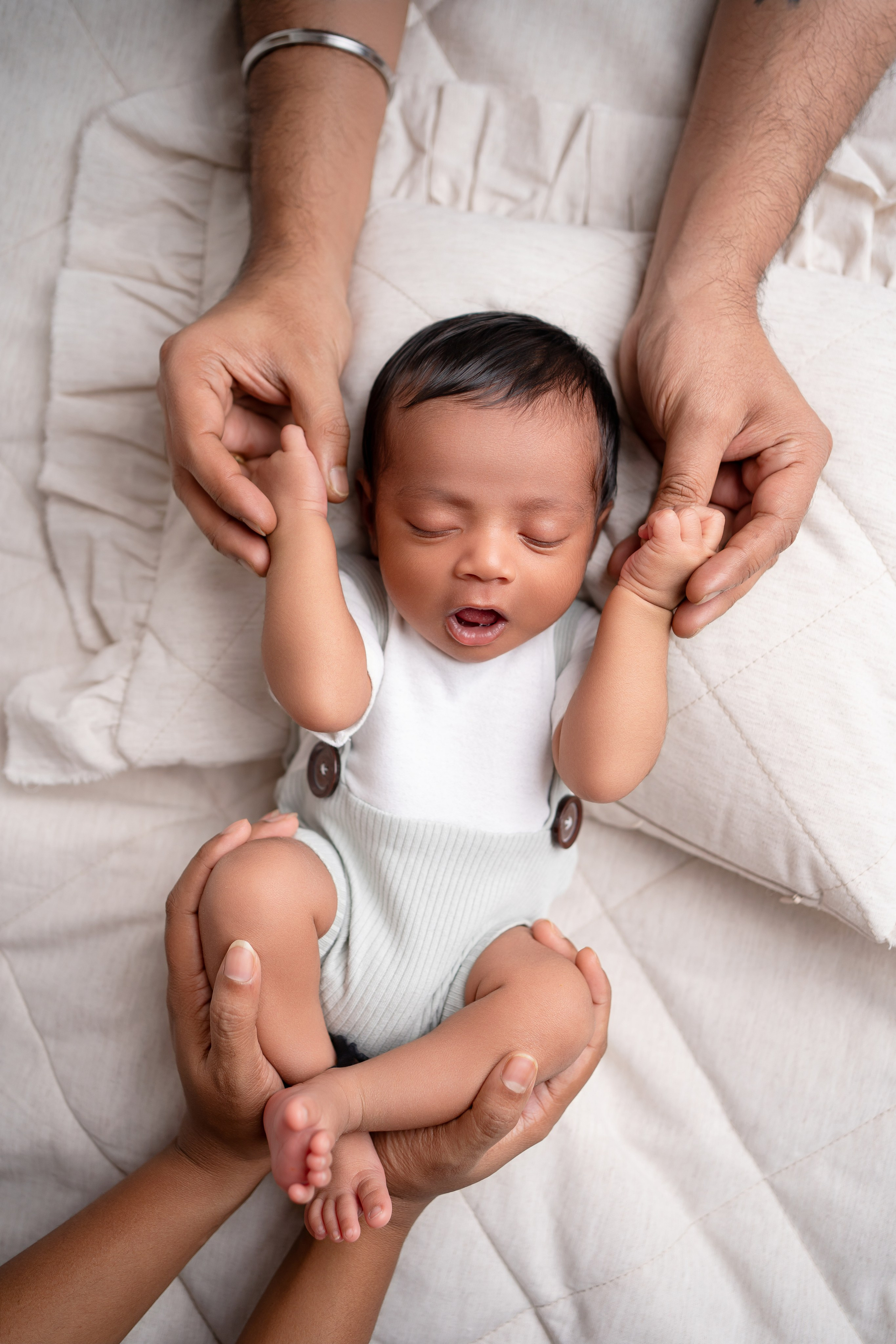 Neugeborenenfotos in Berlin – Studio oder bei Ihnen zu Hause