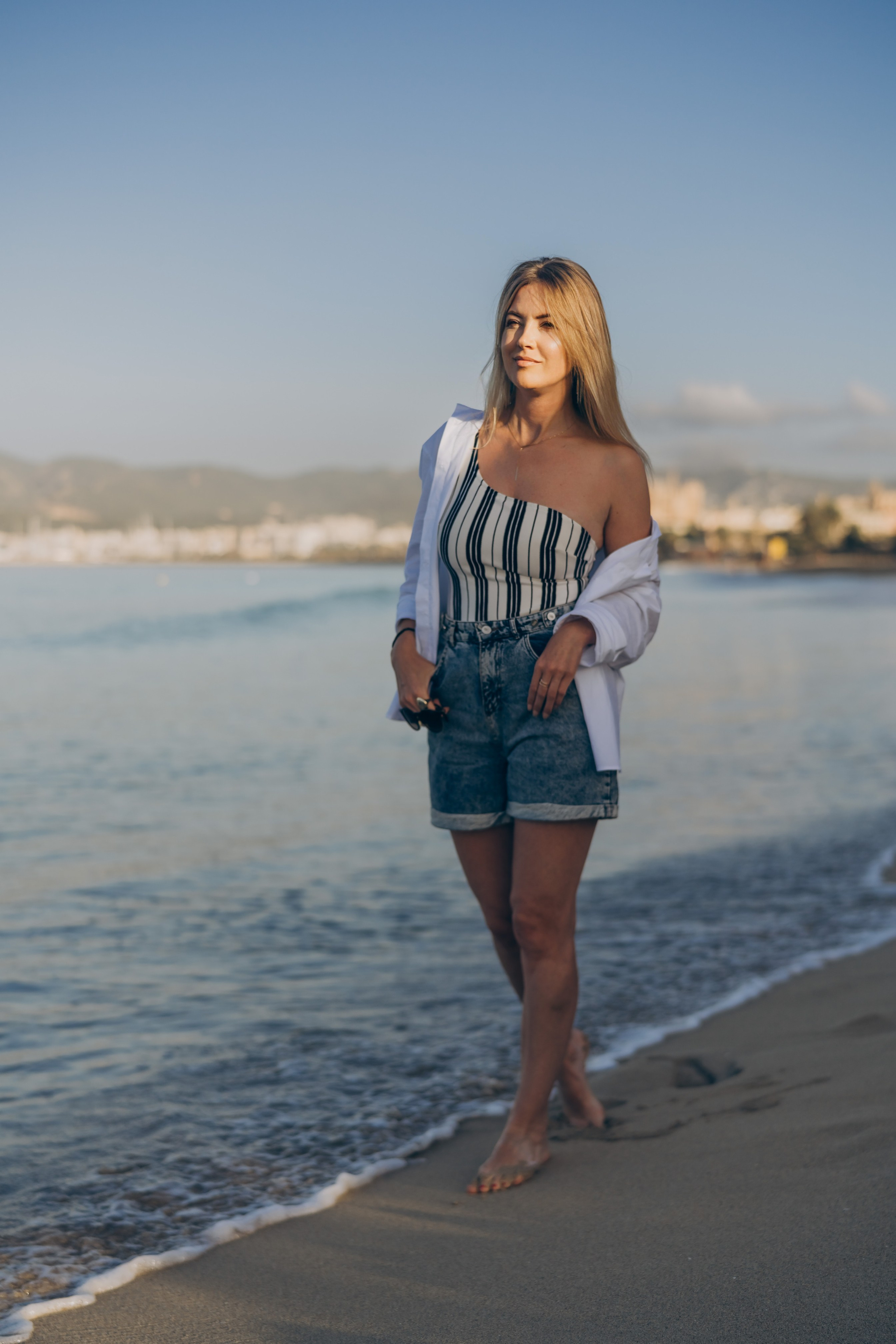 Jul on the beach in the morning. Фотограф у Пальма де Майорка