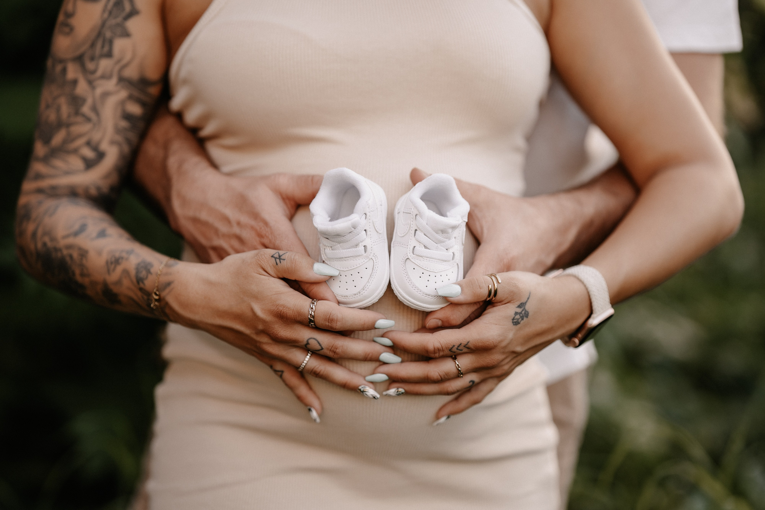 Babybauch im Spätsommer. Portraitfotografie in Gründau Elena Ohnstedt