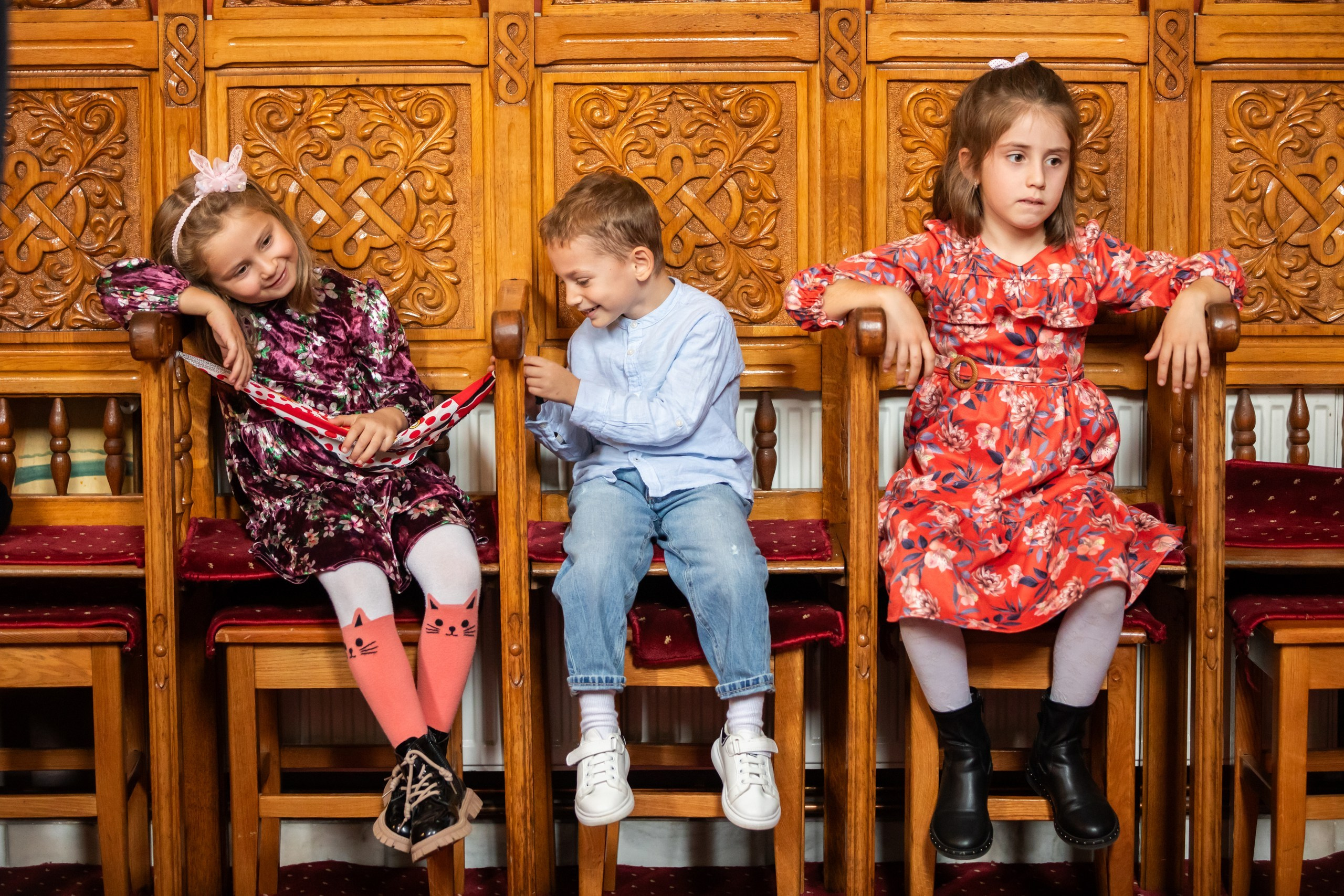 fotograf botez , fotografie botez Botoșani, fotograf Alin Chirilă, amintiri botez, fotografii botez, botez Miruna Parascheva, fotograf copii, fotografie botez în Botoșani-alt="botez , fotografie botez Alin Chirilă, amintiri botez, fotografii emoționante botez Botoșani"-- fotografii-botez-bebelus- amintiri-botez-micuț- moment-sfânt-crestinare- fotografie-emotionanta-botez- detalii-botez-bebelusi- parinti-fericiti-la-botez- fotograf-botez-profesionist- botez-in-biserica-ortodoxa- micuț-botezat-cu-emoție- zâmbete-și-lacrimi-la-botez- bebeluș-la-cristelniță- decor-botez-colorat- botez-cu-dragoste-și-credință- emotie-pura-la-botez- fotograf-botez-botosani- botez-iasi-suceava-fotograf- amintiri-nepretuite-botez-- Preotul ținându-l pe micuțul Mathias Gabriel la botez, în biserica Înălțarea Domnului, Copălău - Detalii de la botezul lui Mathias – lumânare, trusou și icoană - Familia lui Mathias Gabriel alături de micuț, în ziua botezului - Portret emoționant cu mama și bebelușul în brațe, în biserică,fotograf profesionist evenimente Botoșani, Iași, Suceava, Fălticeni, Bacău, Pașcani, Roman - AlinoFotoStudio by Alin Chirilă - servicii foto nuntă, botez, cununie, ședințe foto creative, albume personalizate, fotografii emoționante și calitative pentru cele mai importante momente din viață,fotograf nuntă Botoșani Alin Chirilă, ședință foto botez Iași - AlinoFotoStudio, servicii fotograf profesionist evenimente Suceava, fotograf cununie civilă Fălticeni - Alin Chirilă, album foto nuntă personalizat Bacău.“Bebeluș botezat în biserică, ținut în brațe de nași” • “Detaliu cu lumânarea de botez decorată cu flori albe” • “Părinți emoționați alături de copilul lor la ceremonia de botez” • “Masa festivă de botez cu decor tematic și tort personalizat” • “Momentul în care preotul toarnă apă sfințită pe fruntea bebelușului” “Bebeluș în rochie albă de botez, zâmbind în brațele mamei” • “Detaliu cu cruciulița de botez așezată pe o pernă de satin” • “Părinți și nași aprinzând lumânările în timpul ceremoniei de botez” • “Tort de botez decorat cu figurine tematice și numele copilului” • “Copil botezat dormind liniștit în pătuțul decorat festiv” • “Momentul în care preotul binecuvântează copilul în fața altarului” • “Invitați adunându-se în jurul mesei festive la petrecerea de botez” • “Bebeluș ținând în mână o jucărie personalizată primită la botez” • “Familie fericită pozând împreună după ceremonia de botez” • “Decor tematic cu baloane și flori la locația petrecerii de botez” fotograf Botoșani fotograf evenimente fotograf botez Alin Chirila fotograf alinofotostudio.fotograf botez Amelis Maria, fotografie botez Botoșani, fotograf Alin Chirilă, amintiri botez, fotografii botez, botez Amelis Maria, fotograf copii, fotografie botez în Botoșani,