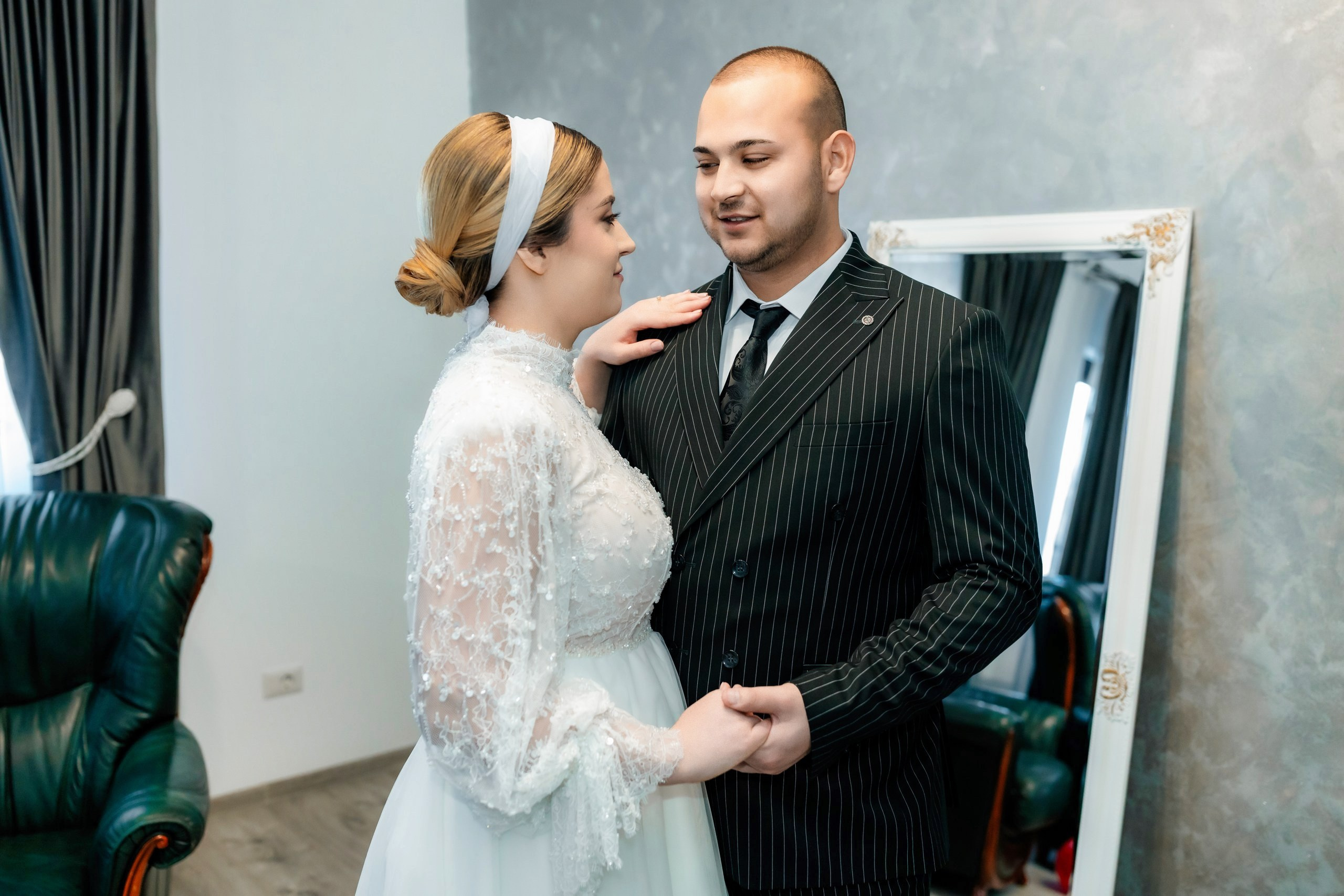 Fotograf nuntă Târgu Neamț – Samuel și Roxana, fotografie autentică realizată de AlinoFotoStudio 2. Fotograf nuntă Iași, Bacău, Suceava și Botoșani – Alin Chirilă surprinzând momente reale de nuntă 3. Fotografie de nuntă cu emoție și credință – AlinoFotoStudio, fotograf povestitor 4. Fotograf profesionist nuntă în Moldova – cadre naturale și pline de emoție 5. Alin Chirilă fotograf nuntă – poveste reală surprinsă prin fotografie 6. Fotograf nuntă cu stil documentar – momente autentice din ziua nunții Pregătiri mireasă acasă – fotografie naturală realizată de Alin Chirilă fotograf nuntă 8. Detalii din ziua nunții – fotograf nuntă Iași și Botoșani, AlinoFotoStudio 9. Emoții din dimineața nunții – fotograf profesionist Moldova 10. Cadre autentice din pregătiri – fotograf nuntă Suceava și Bacău Ceremonie religioasă nuntă – moment emoționant surprins de fotograf Alin Chirilă 12. Nuntă cu valori creștine – fotografie din biserică realizată cu discreție 13. Rugăciune și emoție în ziua nunții – fotograf nuntă Târgu Neamț 14. Legământ în fața lui Dumnezeu – fotografie de nuntă autentică 15. Fotograf nuntă biserică – momente sincere și pline de semnificație Petrecere de nuntă – cadre naturale realizate de AlinoFotoStudio 17. Bucurie și dans la nuntă – fotograf nuntă Iași și împrejurimi 18. Momente autentice de la restaurant – fotograf nuntă Bacău Suceava 19. Atmosferă de nuntă surprinsă discret – Alin Chirilă fotograf -AlinoFotoStudio – fotograf nuntă cu abordare naturală și emoțională 21. Alin Chirilă fotograf – povestitor prin fotografie de nuntă 22. Fotograf nuntă în Moldova – stil documentar și autentic 23. Fotografie de nuntă sinceră și elegantă – AlinoFotoStudio- Fotograf nuntă Iași Bacău Suceava Botoșani – Alin Chirilă AlinoFotoStudio 26. Fotograf nuntă Târgu Neamț și Moldova – fotografie profesională de eveniment 27. Fotograf nuntă cu valori creștine și stil documentar – AlinoFotoStudio - Alin Chirilă – AlinoFotoStudio Fotograf nuntă Iași • Bacău • Suceava • Botoșani - Samuel & Roxana, Târgu Neamț -Momente reale, trăite sincer și păstrate pentru totdeauna.