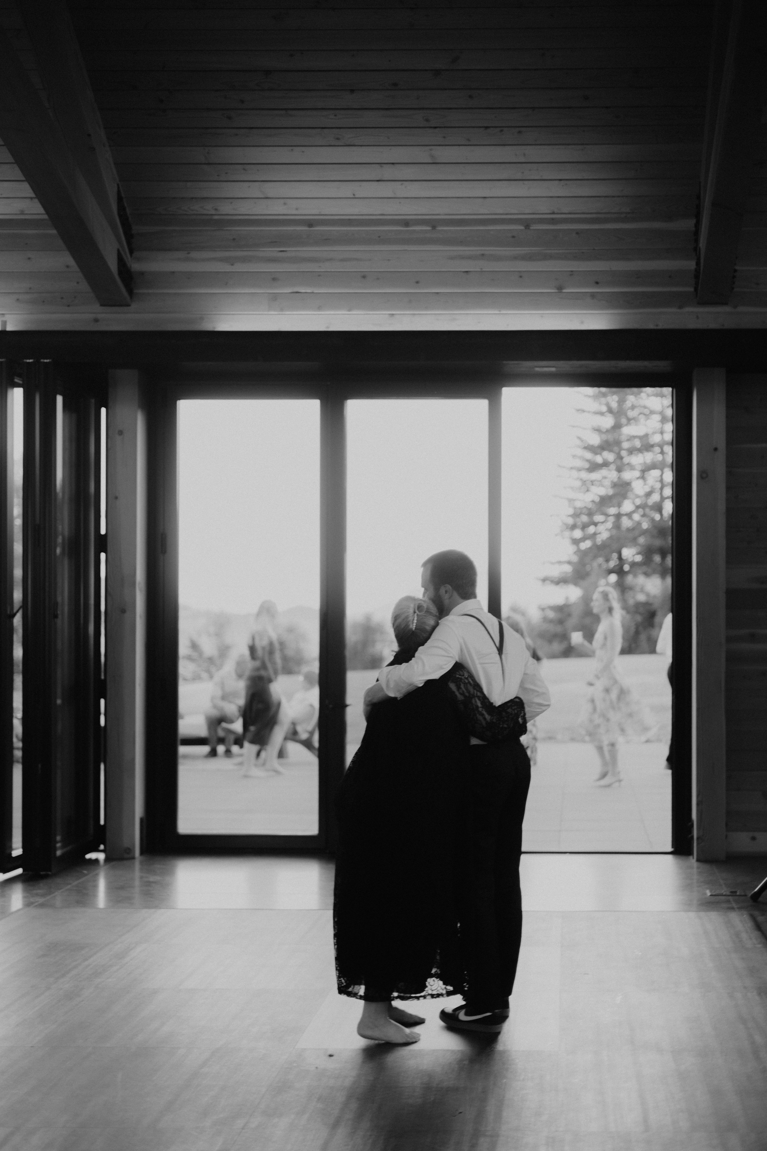 Wedding Shelby & Riley | Columbia River Gorge, WA | Georgy Shishkin Photography Photography. Portland Wedding Photographer | Authentic PNW Love Stories