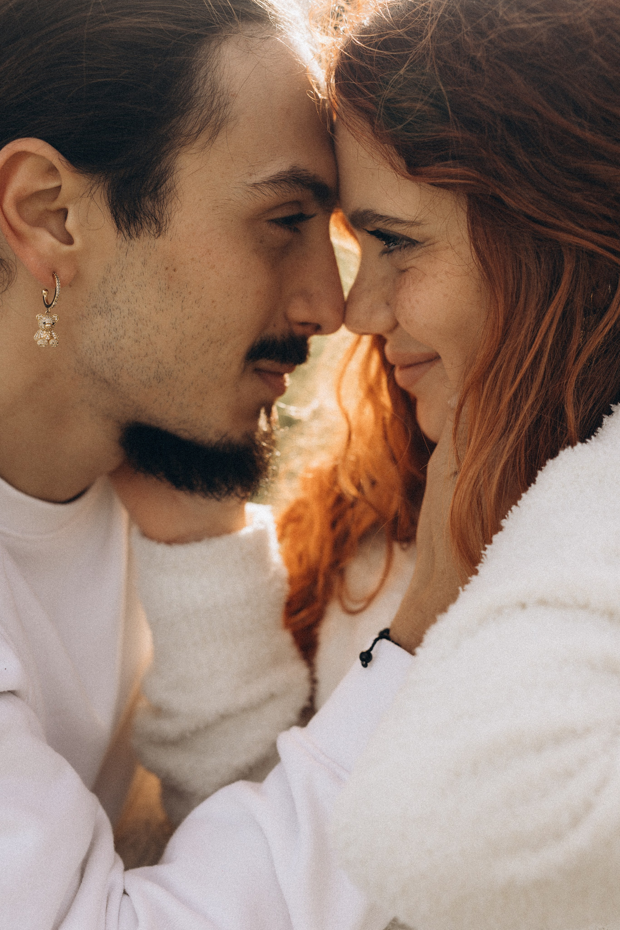 Ritratto intimo di coppia in gravidanza, fotografia emozionale in Italia