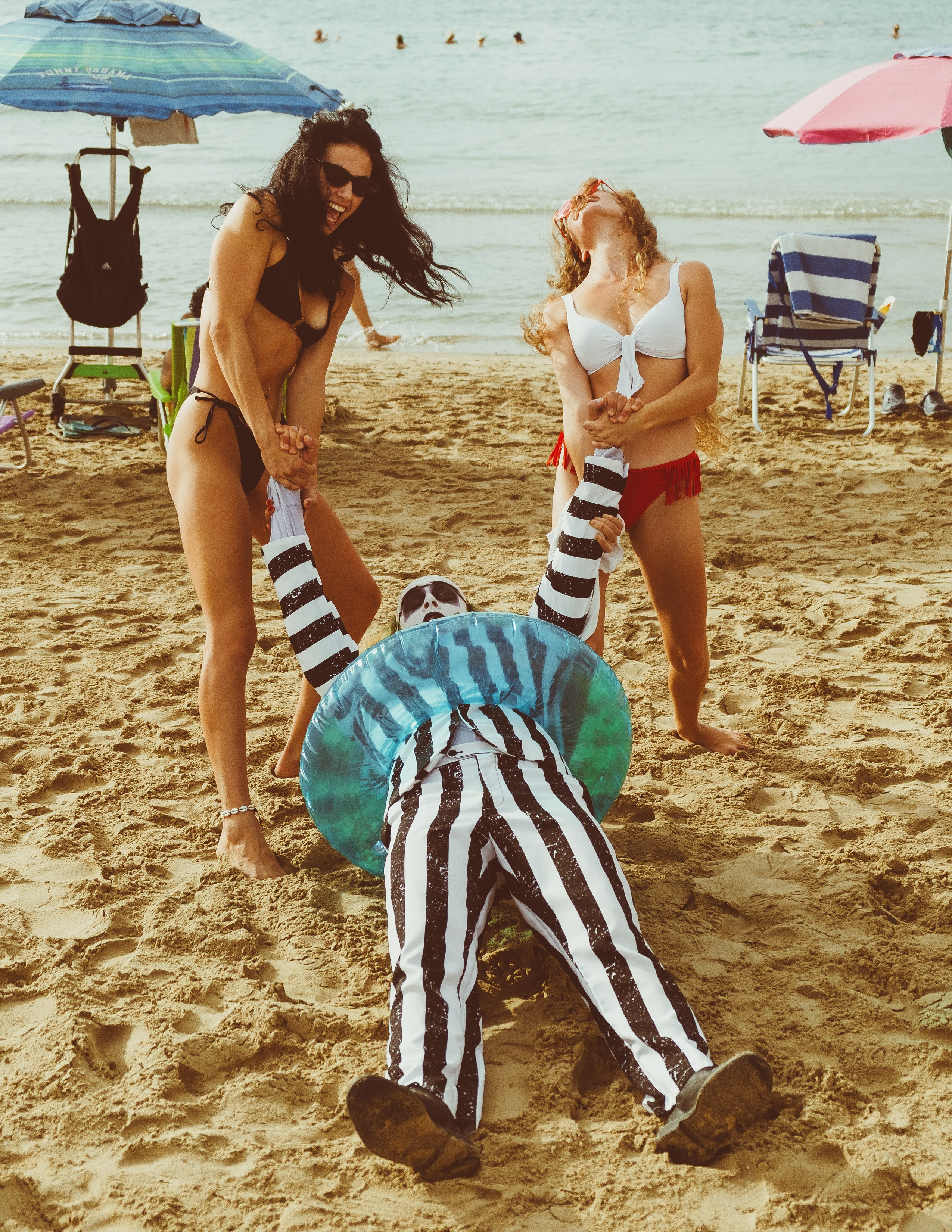 Beetlejuice на море: Экспериментальная фотосессия с цирковыми артистами — Фотограф Андрей Луковников