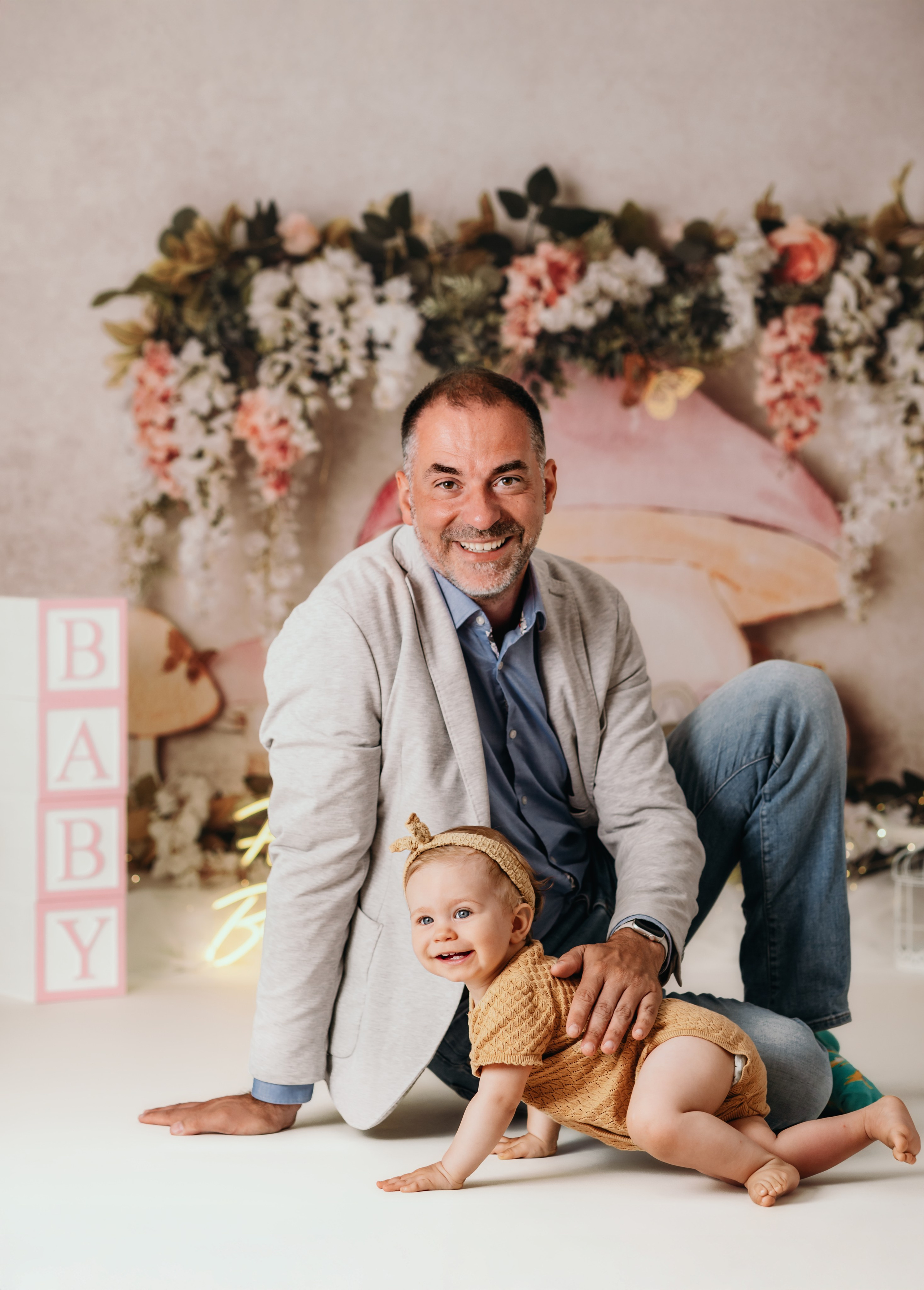 Porodične fotografije prvog rođendana – roditelji i dete u dekoraciji sa tortom