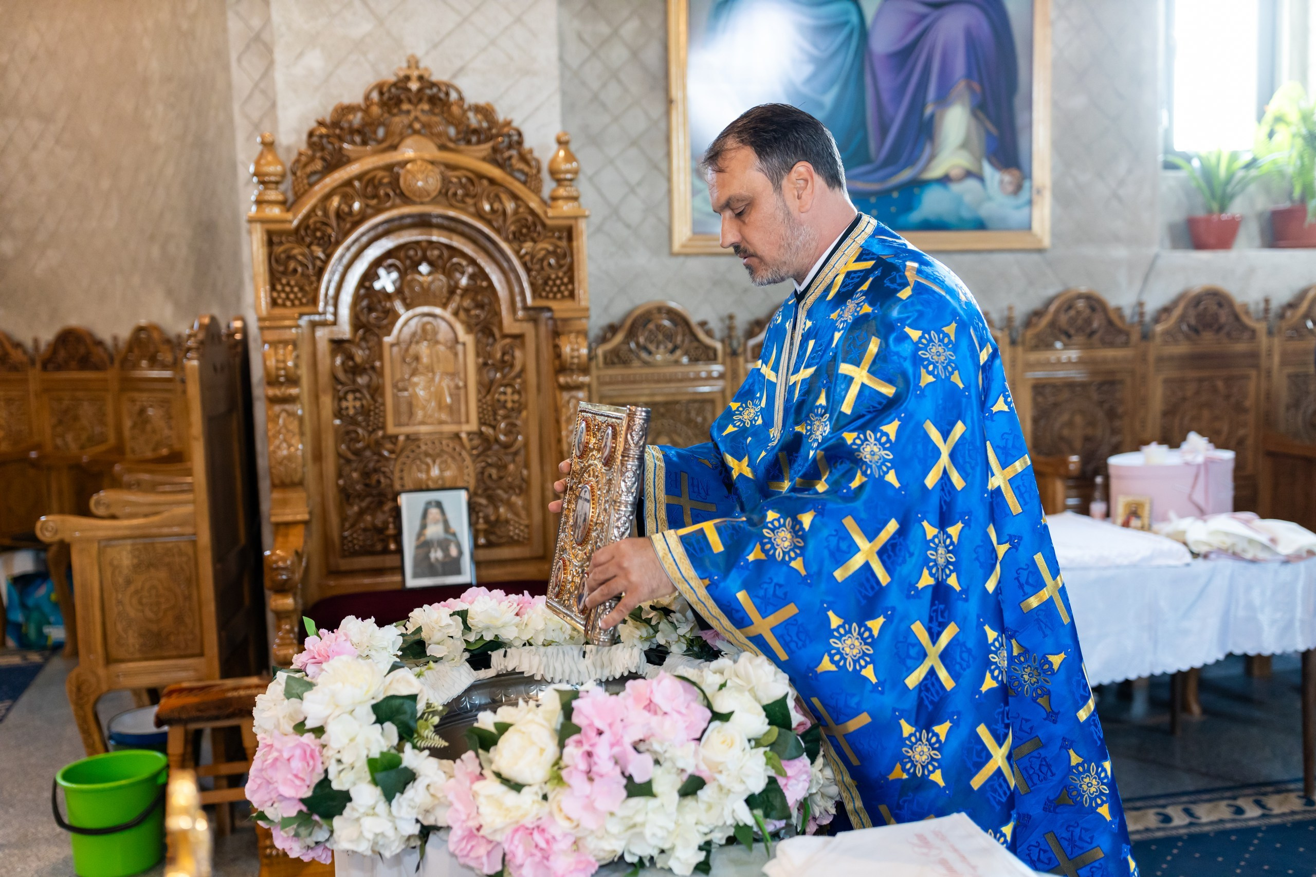 “Bebeluș botezat în biserică, ținut în brațe de nași” • “Detaliu cu lumânarea de botez decorată cu flori albe” • “Părinți emoționați alături de copilul lor la ceremonia de botez” • “Masa festivă de botez cu decor tematic și tort personalizat” • “Momentul în care preotul toarnă apă sfințită pe fruntea bebelușului” “Bebeluș în rochie albă de botez, zâmbind în brațele mamei” • “Detaliu cu cruciulița de botez așezată pe o pernă de satin” • “Părinți și nași aprinzând lumânările în timpul ceremoniei de botez” • “Tort de botez decorat cu figurine tematice și numele copilului” • “Copil botezat dormind liniștit în pătuțul decorat festiv” • “Momentul în care preotul binecuvântează copilul în fața altarului” • “Invitați adunându-se în jurul mesei festive la petrecerea de botez” • “Bebeluș ținând în mână o jucărie personalizată primită la botez” • “Familie fericită pozând împreună după ceremonia de botez” • “Decor tematic cu baloane și flori la locația petrecerii de botez” fotograf Botoșani fotograf evenimente fotograf botez Alin Chirila fotograf alinofotostudio,- Preotul ținându-l pe micuțul Mathias Gabriel la botez, în biserica Înălțarea Domnului, Copălău - Detalii de la botezul lui Mathias – lumânare, trusou și icoană - Familia lui Mathias Gabriel alături de micuț, în ziua botezului - Portret emoționant cu mama și bebelușul în brațe, în biserică,fotograf profesionist evenimente Botoșani, Iași, Suceava, Fălticeni, Bacău, Pașcani, Roman - AlinoFotoStudio by Alin Chirilă - servicii foto nuntă, botez, cununie, ședințe foto creative, albume personalizate, fotografii emoționante și calitative pentru cele mai importante momente din viață,fotograf nuntă Botoșani Alin Chirilă, ședință foto botez Iași - AlinoFotoStudio, servicii fotograf profesionist evenimente Suceava, fotograf cununie civilă Fălticeni - Alin Chirilă, album foto nuntă personalizat Bacău.“Bebeluș botezat în biserică, ținut în brațe de nași” • “Detaliu cu lumânarea de botez decorată cu flori albe” • “Părinți emoționați alături de copilul lor la ceremonia de botez” • “Masa festivă de botez cu decor tematic și tort personalizat” • “Momentul în care preotul toarnă apă sfințită pe fruntea bebelușului” “Bebeluș în rochie albă de botez, zâmbind în brațele mamei” • “Detaliu cu cruciulița de botez așezată pe o pernă de satin” • “Părinți și nași aprinzând lumânările în timpul ceremoniei de botez” • “Tort de botez decorat cu figurine tematice și numele copilului” • “Copil botezat dormind liniștit în pătuțul decorat festiv” • “Momentul în care preotul binecuvântează copilul în fața altarului” • “Invitați adunându-se în jurul mesei festive la petrecerea de botez” • “Bebeluș ținând în mână o jucărie personalizată primită la botez” • “Familie fericită pozând împreună după ceremonia de botez” • “Decor tematic cu baloane și flori la locația petrecerii de botez” fotograf Botoșani fotograf evenimente fotograf botez Alin Chirila fotograf alinofotostudio.fotograf botez Amelis Maria, fotografie botez Botoșani, fotograf Alin Chirilă, amintiri botez, fotografii botez, botez Amelis Maria, fotograf copii, fotografie botez în Botoșani,