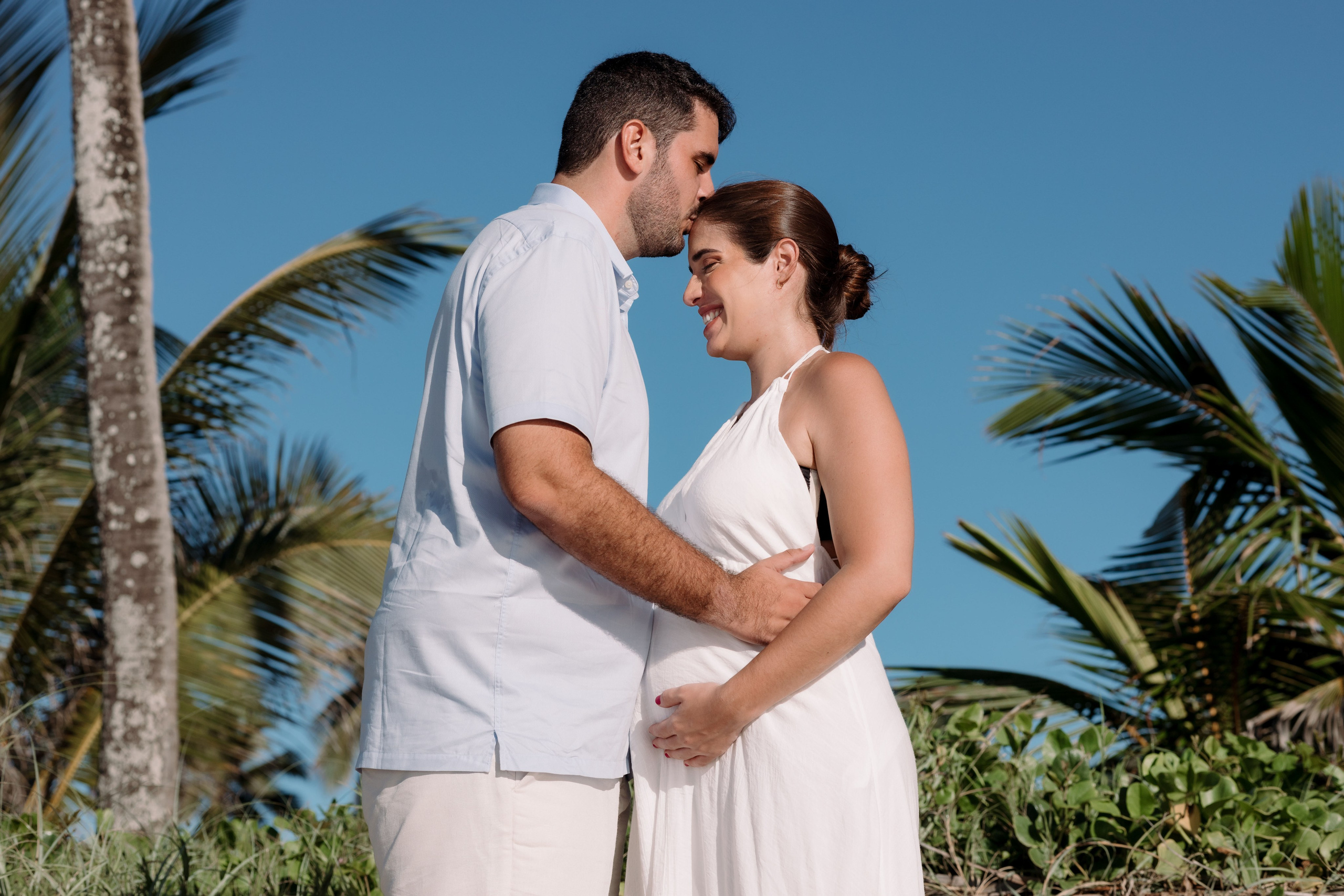 Casal em ensaio gestante na praia do paiva