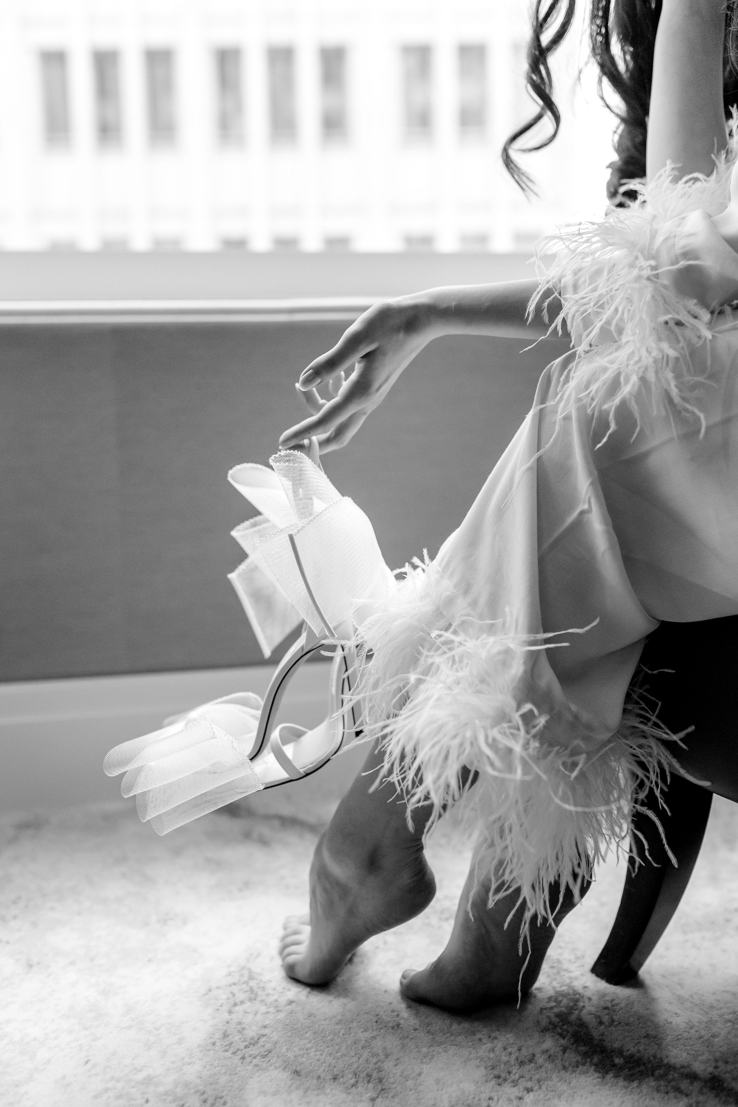 Getting Ready im Ritz Carlton Berlin: Ein zauberhafter Start in den Hochzeitstag. Hochzeitsfotografie in Berlin Nataliia Schütze