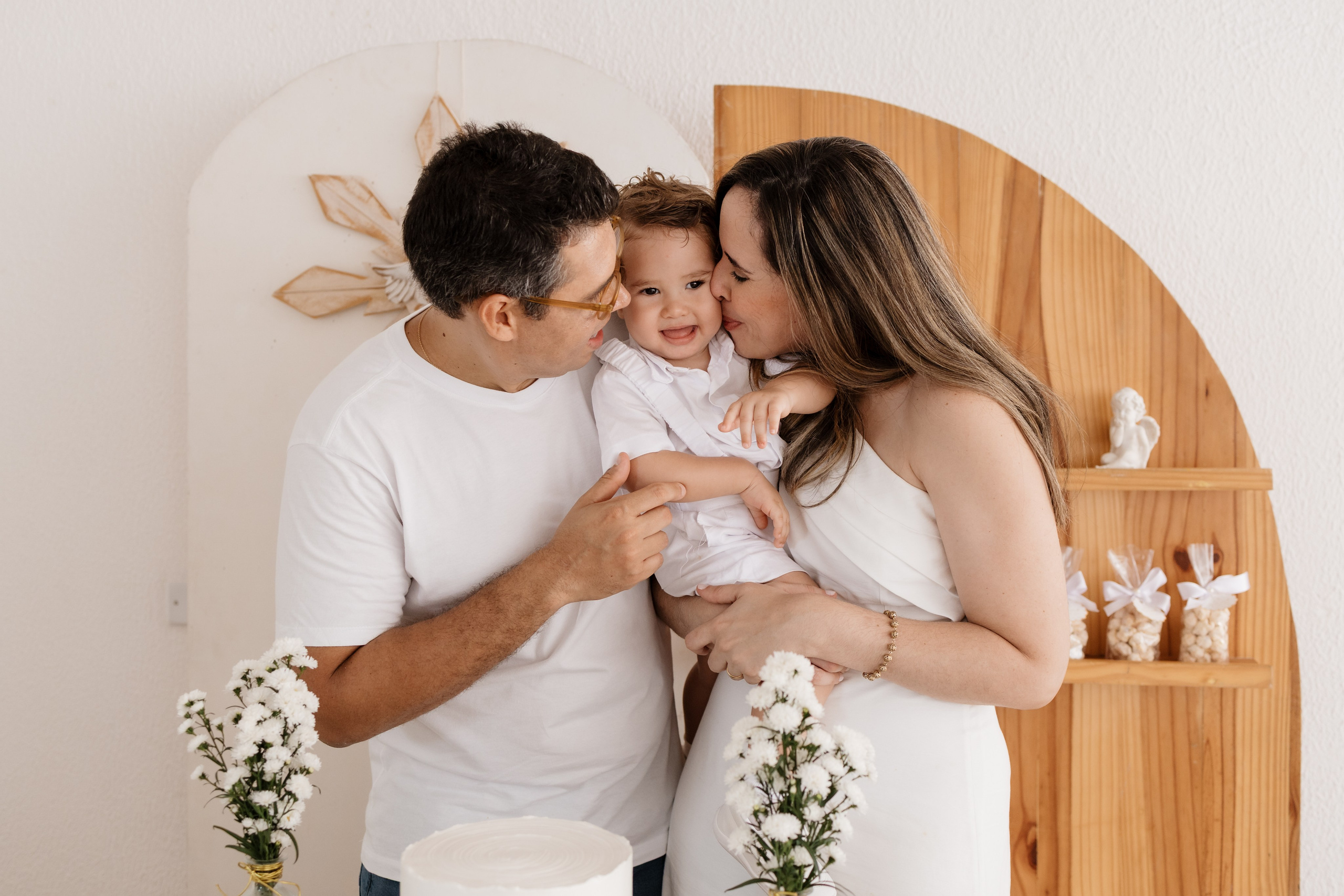 Momentos leves em família após o batizado em dia quente