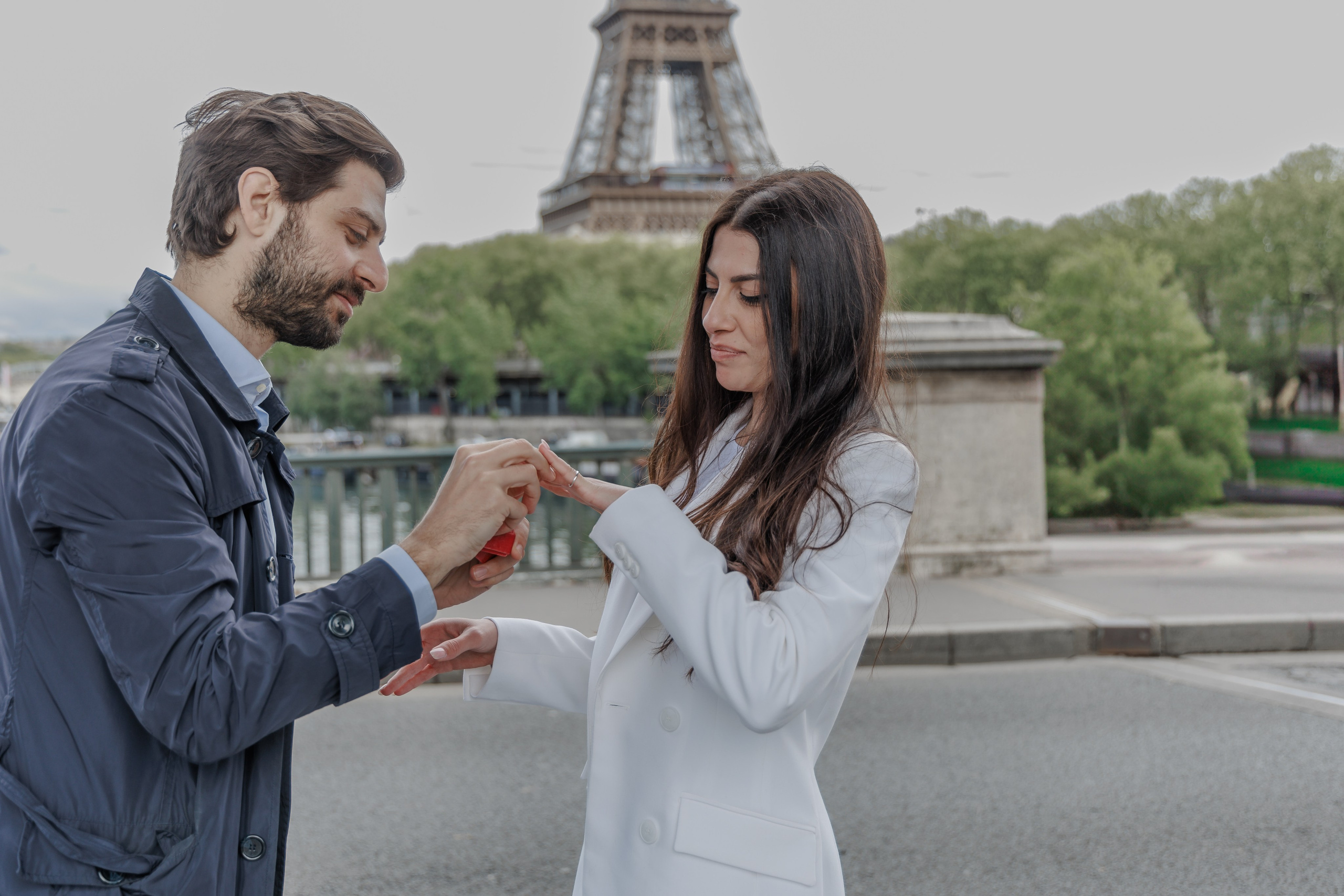 Bir-Hakeim Bridge in Paris — The Iconic Location for Luxury Proposal & Elopement Photography. Photographe à Paris