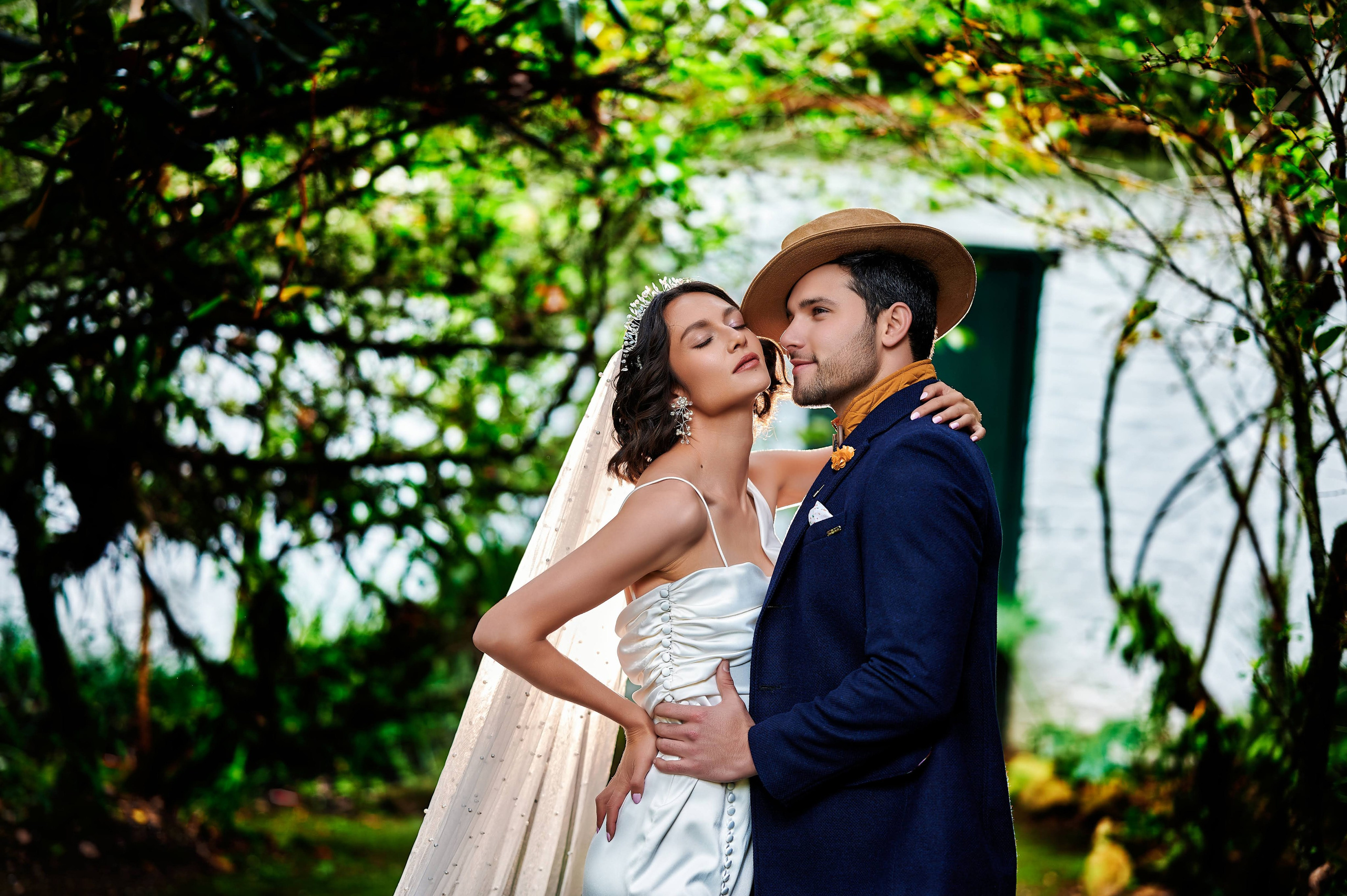 detail-customized-bride-shoes-wedding-day