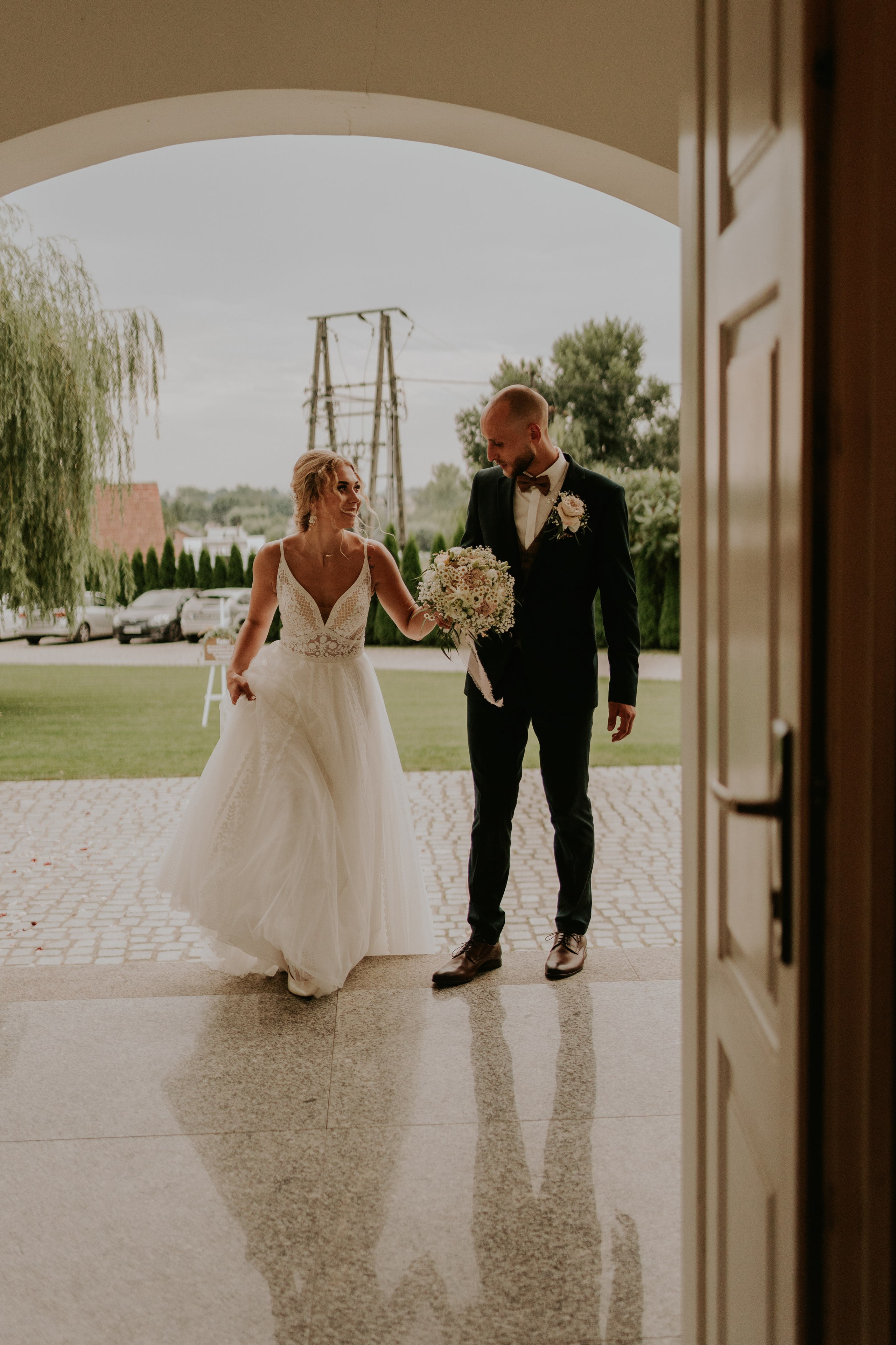 Dwór Wierzbno: plenerowy ślub pod wierzbą. Karkowskafoto - fotografia miłości