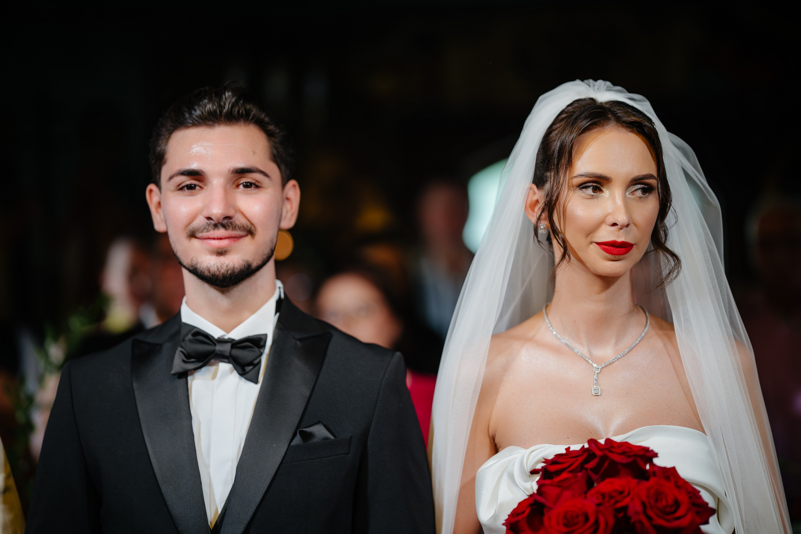 Portret cu mirii în fața altarului în timpul slujbei de cununie, Bacău.