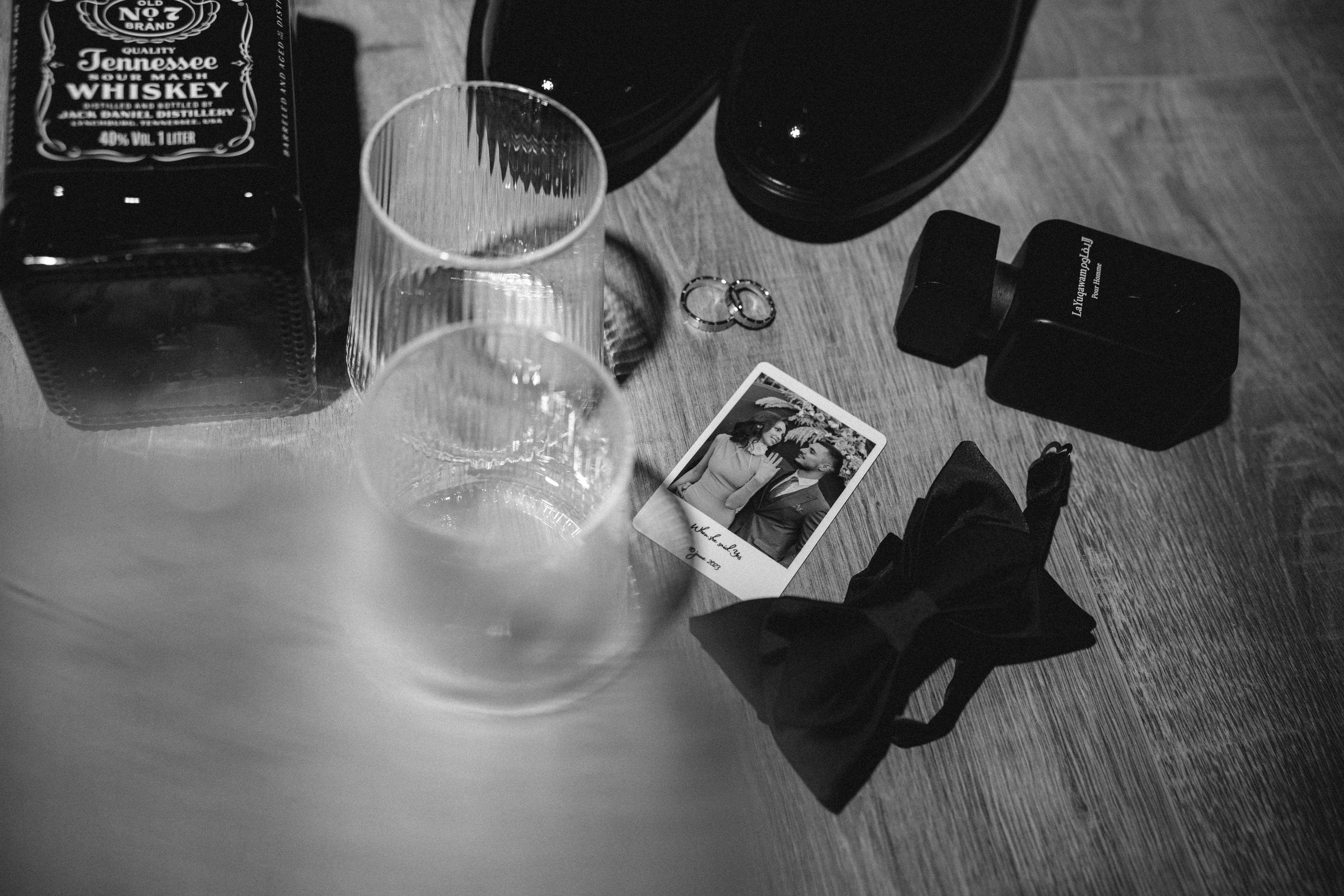 Fotografie artistică alb-negru cu accesoriile mirelui la Cabana Masiv, județul Bacău.