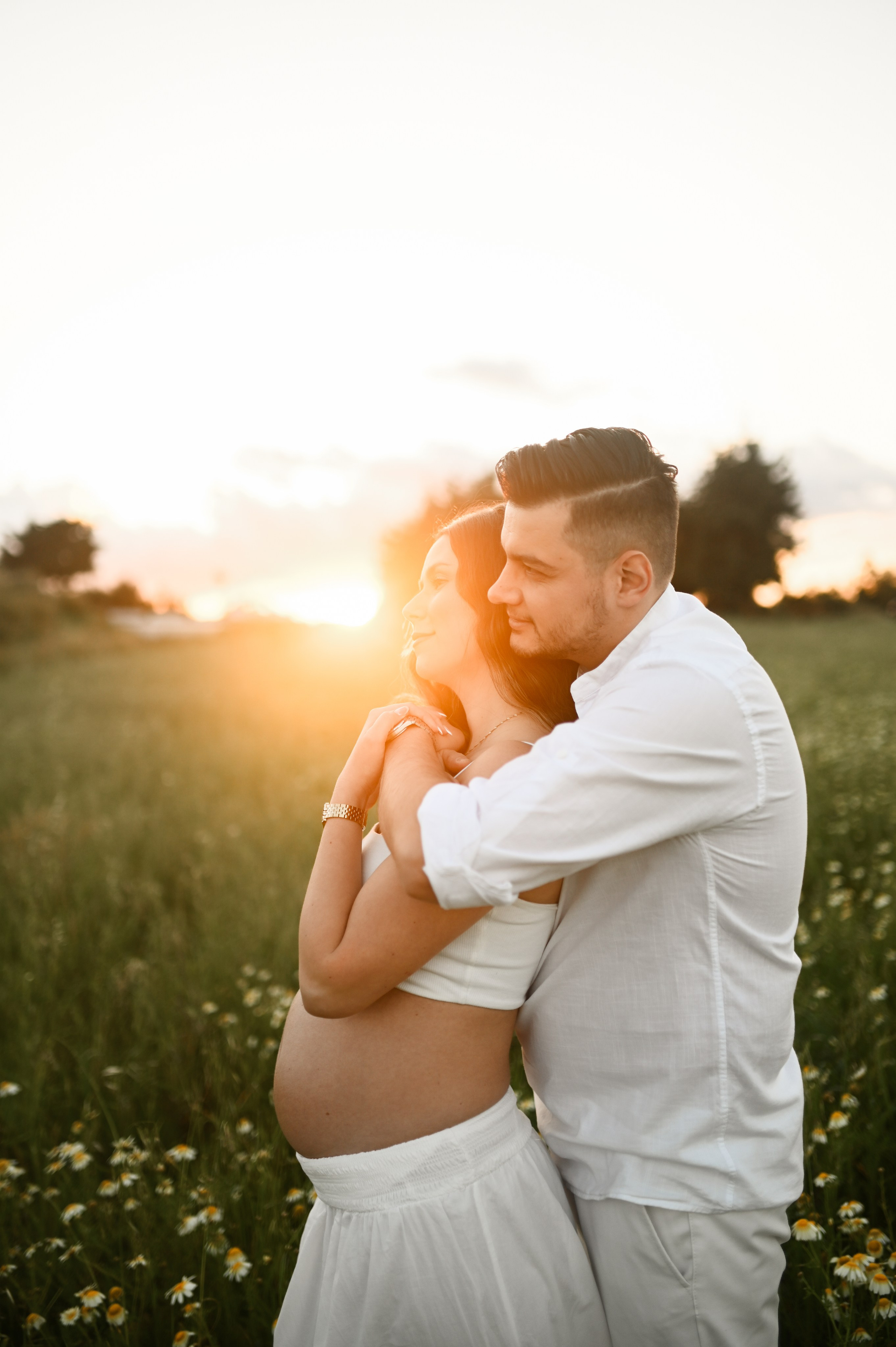 Ρομαντική φωτογράφιση εγκυμοσύνης σε χωράφι με λουλούδια. WELCOME