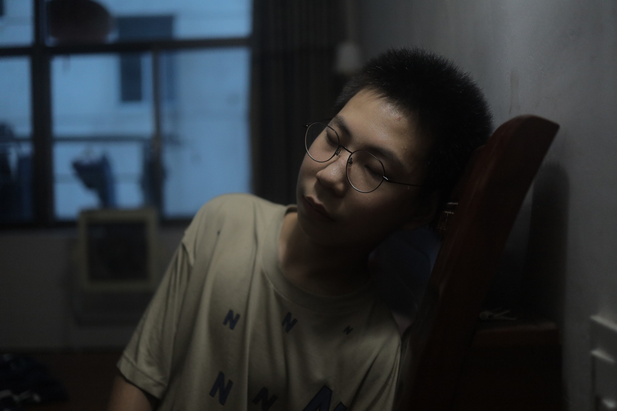 Yu Chengcong lies on the bed headboard. “I might don’t wanna go out of this town, because I’m an introverted person, and I’m afraid that I cannot make friends and get along well with them.”