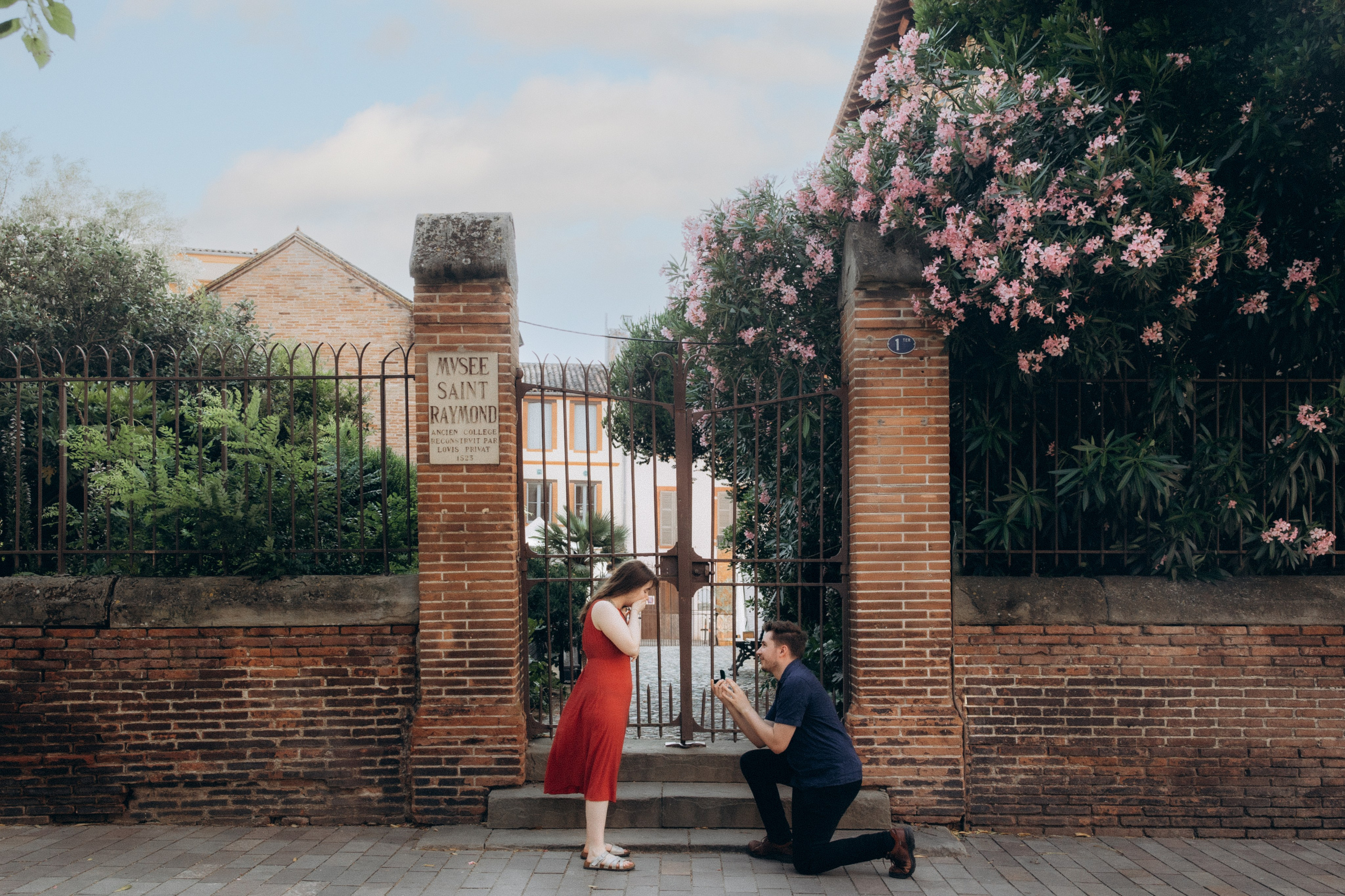 Surprise proposal photoshoot in Toulouse: romantic moment to remember. Eugénie Smirnova — your photographer in Toulouse and southwest France