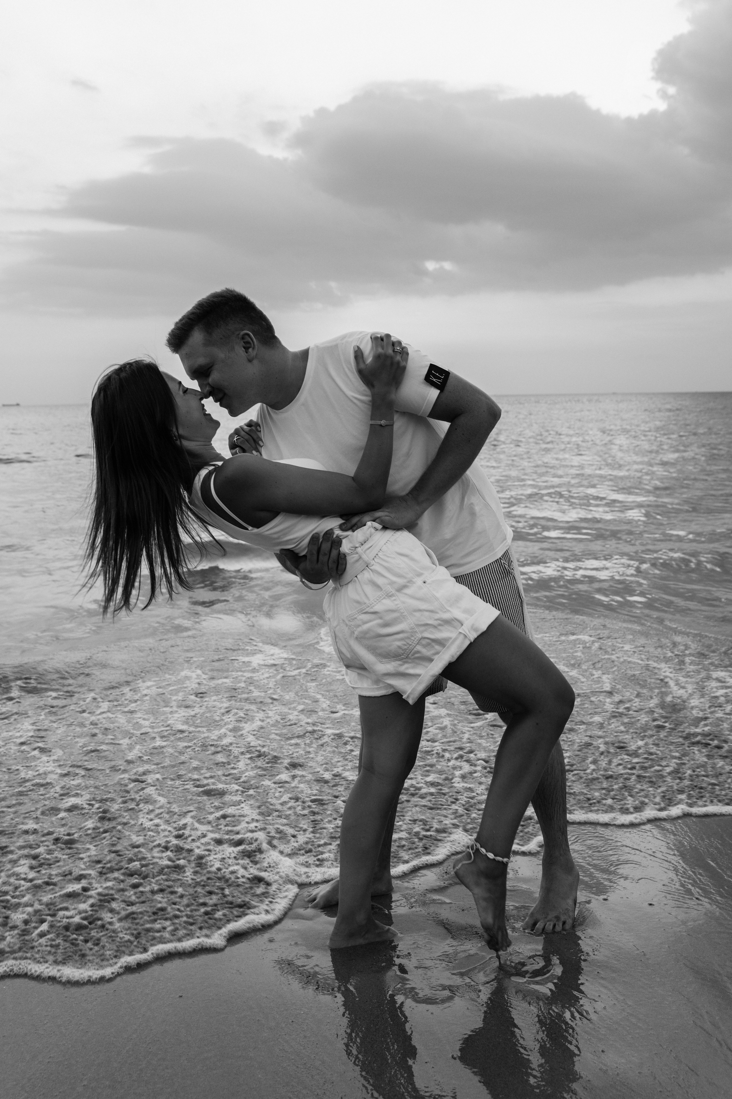 Love Story на Пхукете: фотосессия для пары на пляже Карон. Фотограф на Пхукете в Таиланде