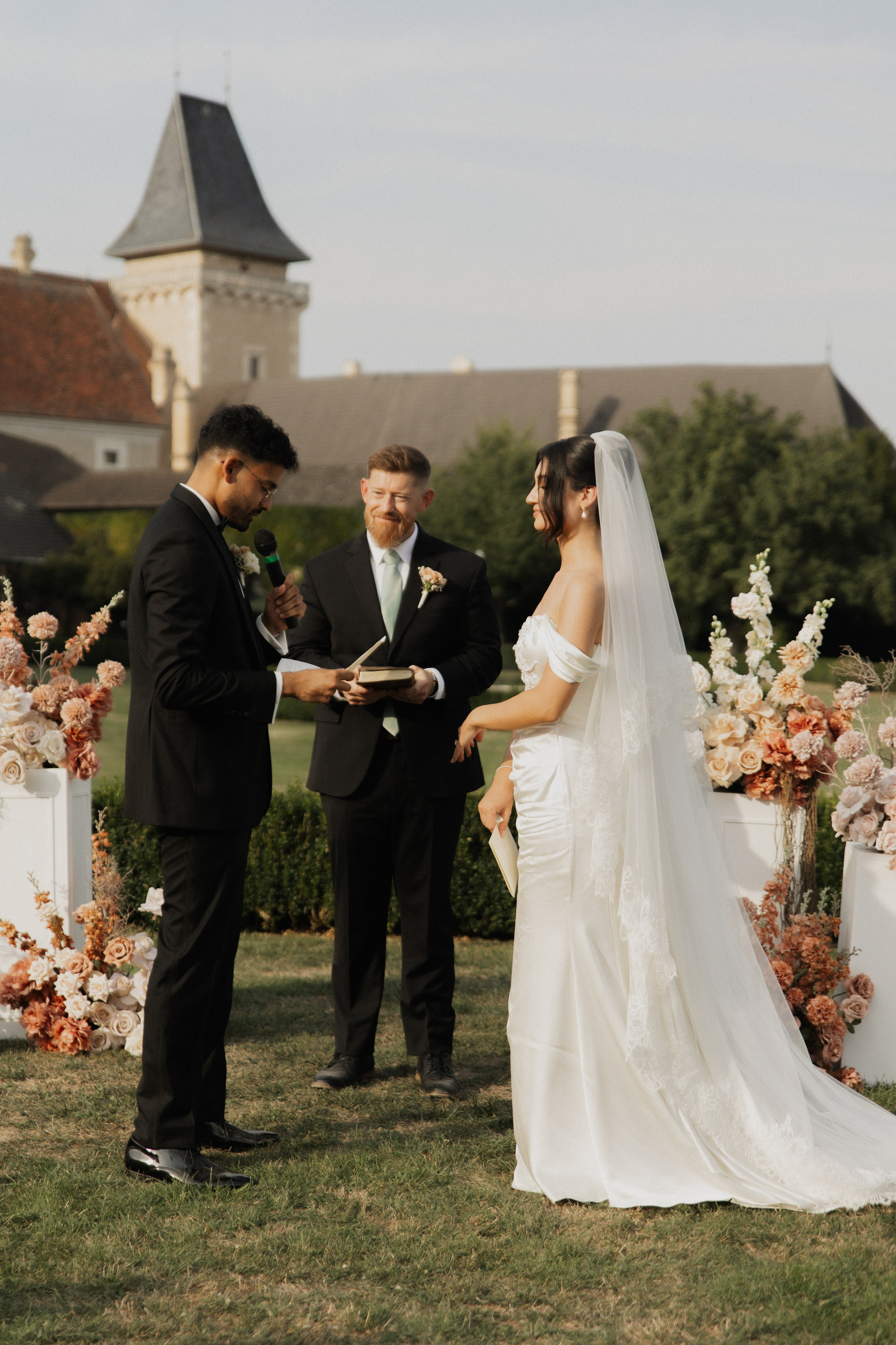 Elegant castle wedding in Austria – bride walking down the aisle in a breathtaking setting at Schloss Rosenburg.
