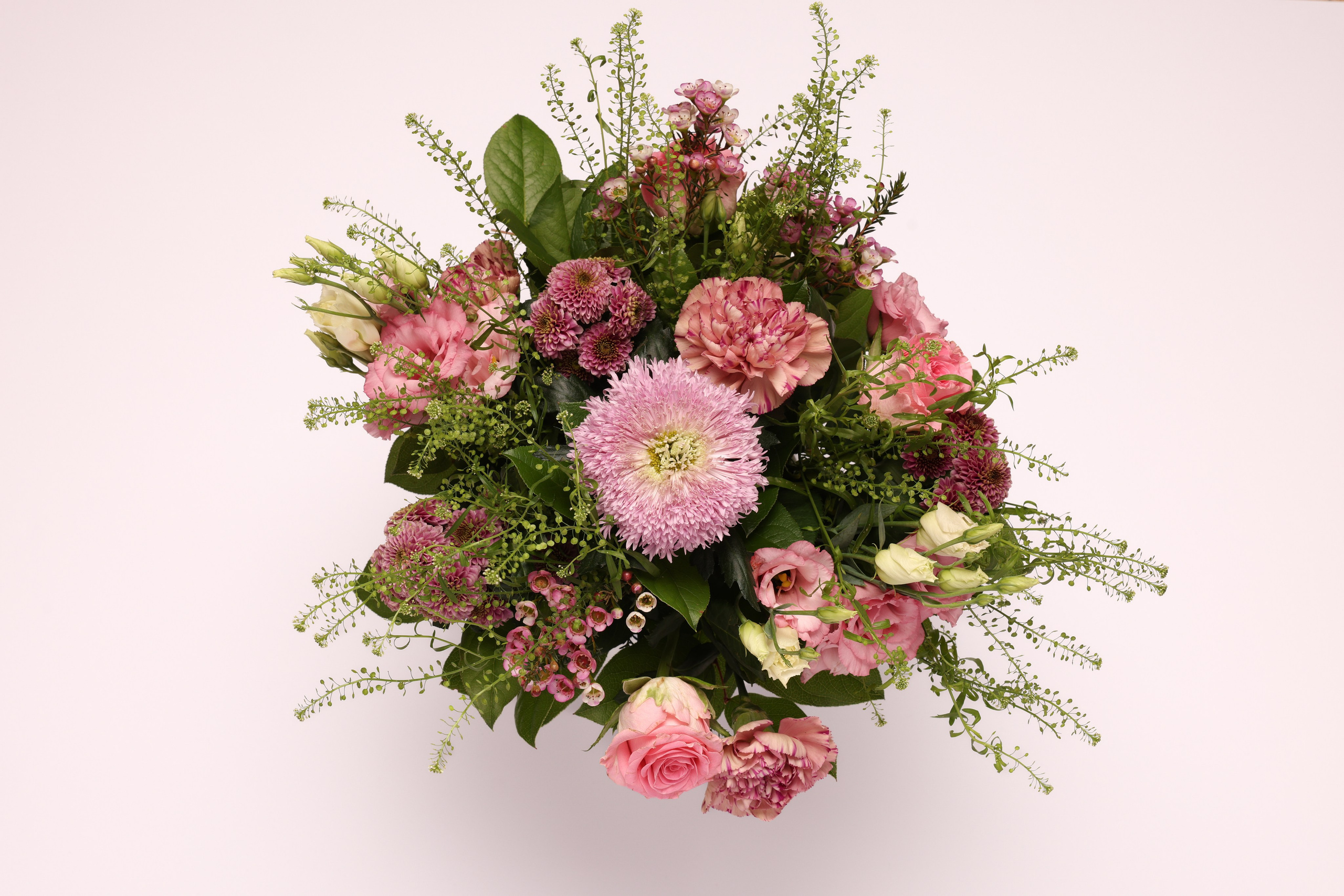Levering i Aarhus og omegn. Yndig hilsen med pastelfarvede blomsterForkæl en du holder af med denne smukke buket i blide, lyserøde pastelnuancer. Buketten er bundet med et løst og luftigt udtryk, og blomsterne varierer afhængigt af floristens sortiment. Vase og pynt medfølger ikke.Perfekt til:Mors Dag | Fødselsdag | En særlig ven eller et familiemedlem | Bare fordi du vil glæde énBestil din buket i dag og få den leveret i hele landet!
