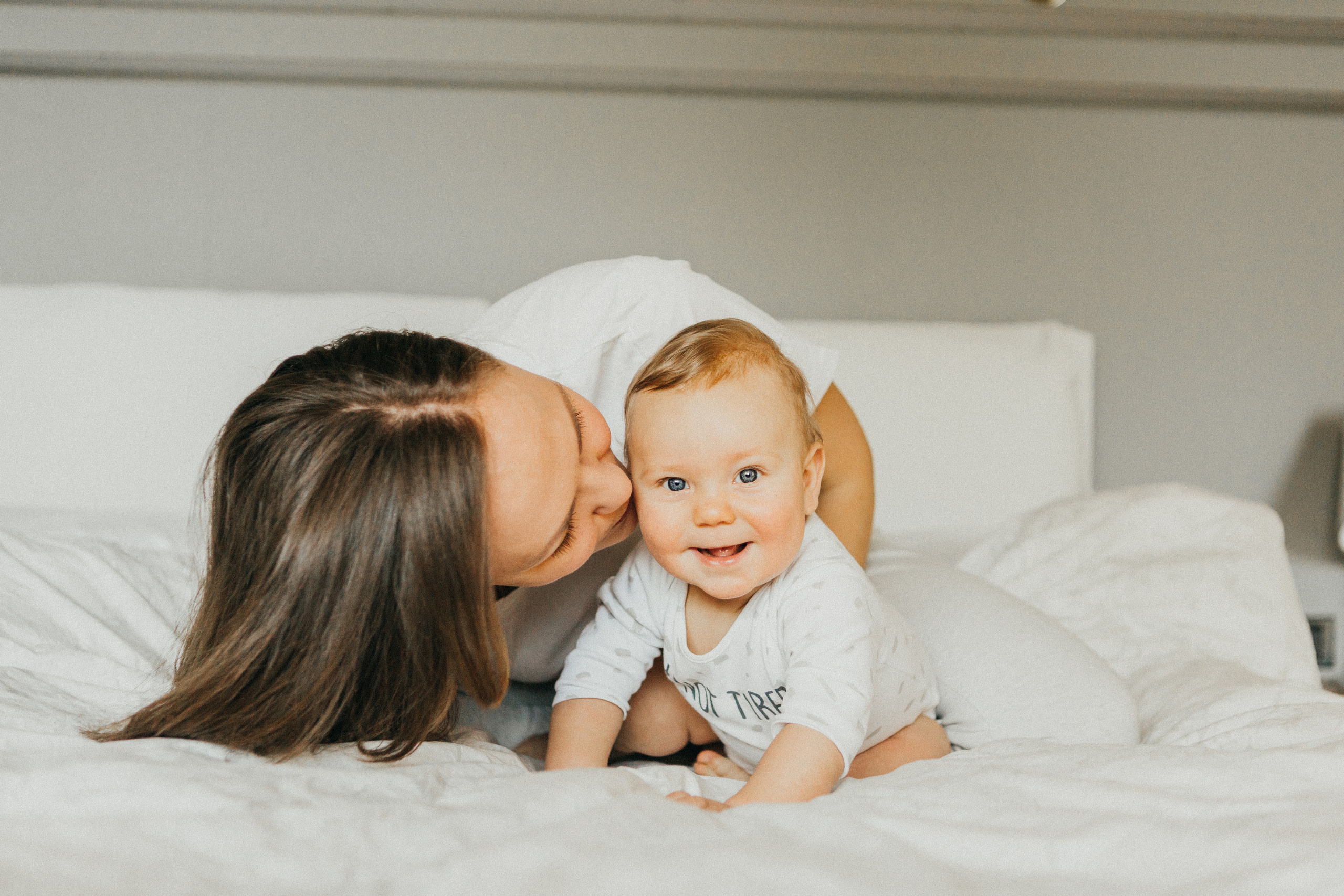 In door photoshoot of mother and child. Photographer in Mannheim and Heidelberg Eugenia Bugakova