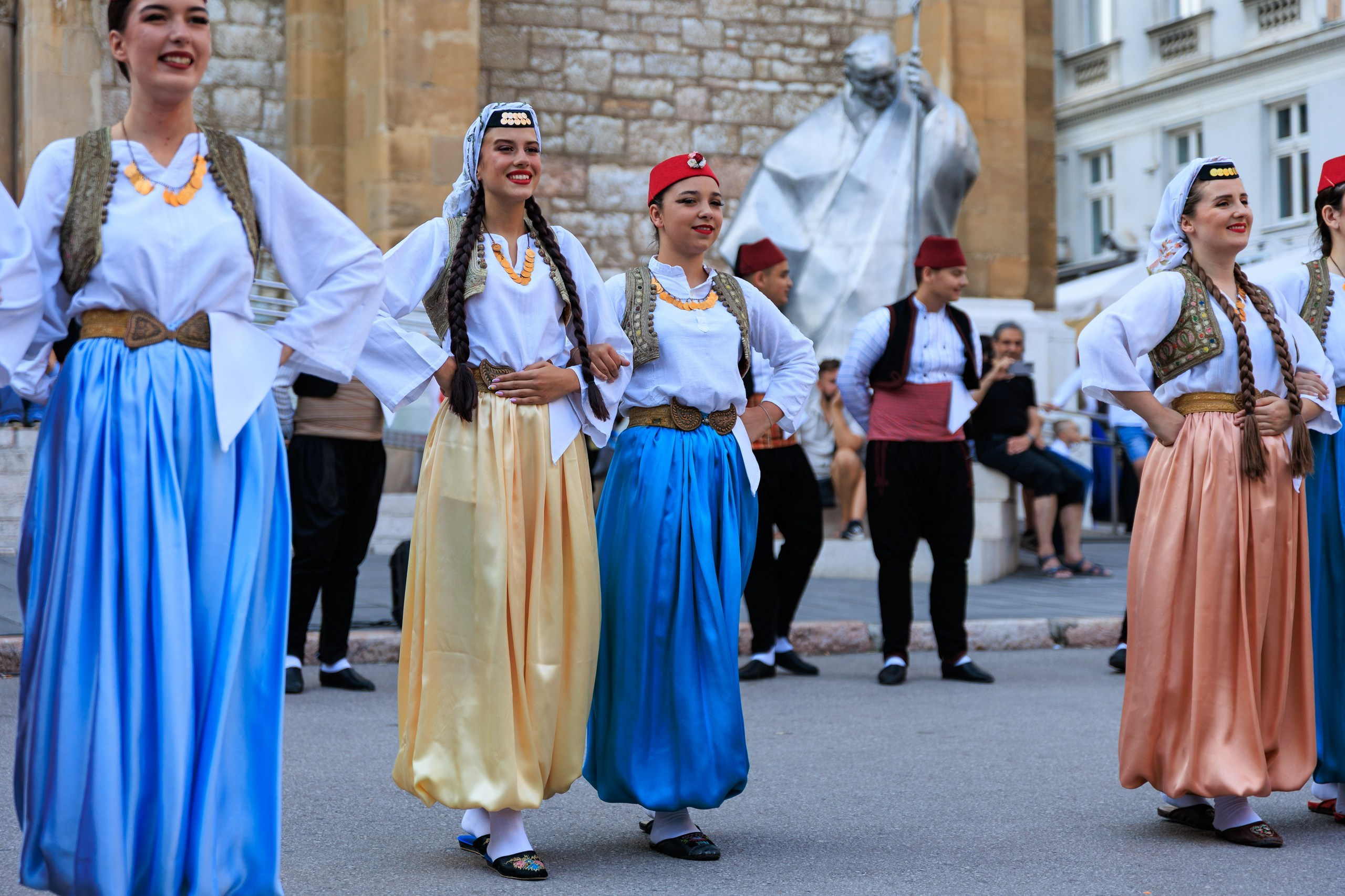 Profesionalna fotografija folklornog nastupa KUD-a Baščaršija u Sarajevu.