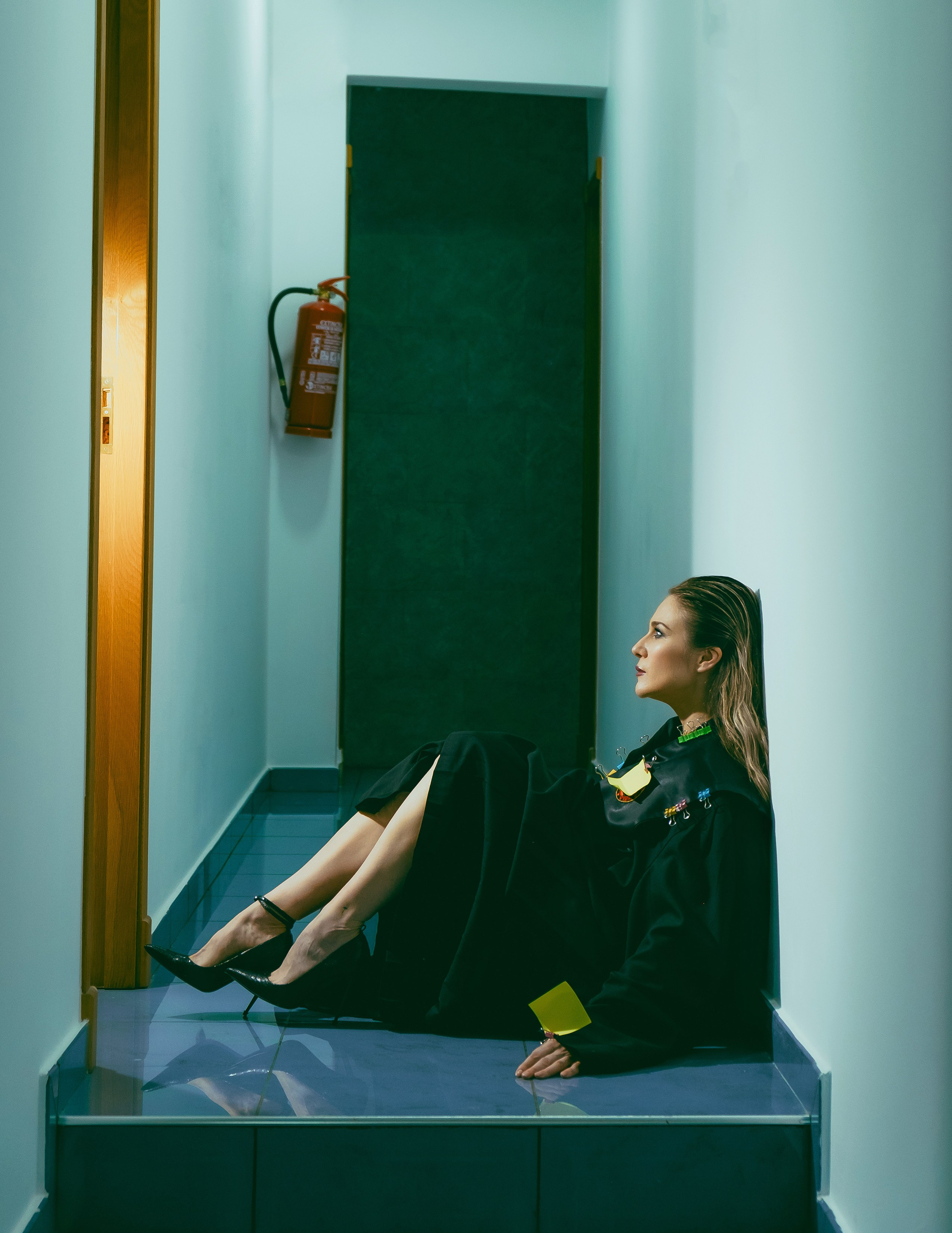 Креативная фотосессия адвоката в офисе в Аликанте, Торревьеха