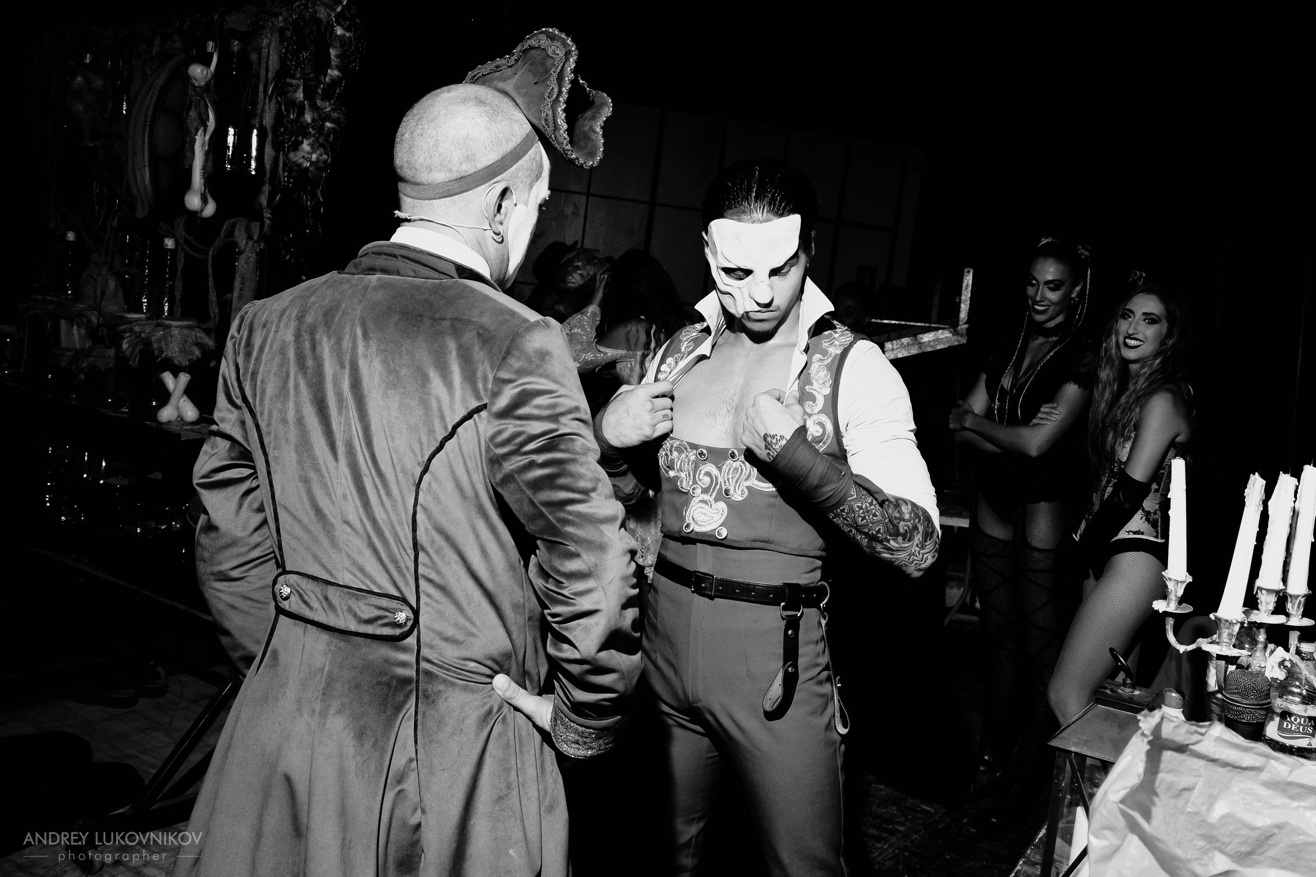 Sesión de fotos entre bastidores en El Circo Encantado: la vida de los artistas tras bambalinas