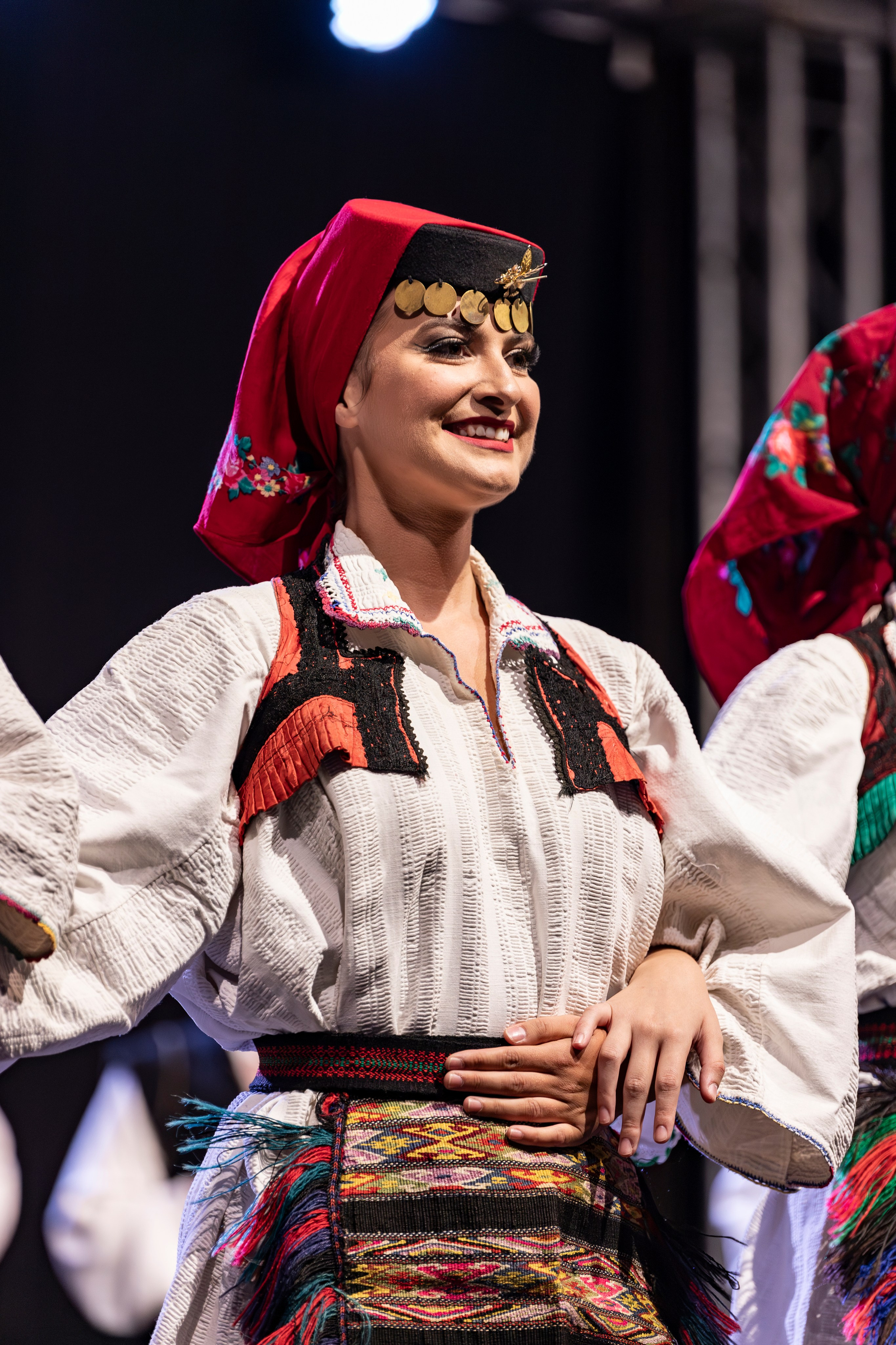 Tradicionalni folklorni ansambli izvode plesove i pjesme na Internacionalnom festivalu folklora u Sarajevu, prikazujući bogatstvo narodnih nošnji i kulturnih izraza iz različitih zemalja.