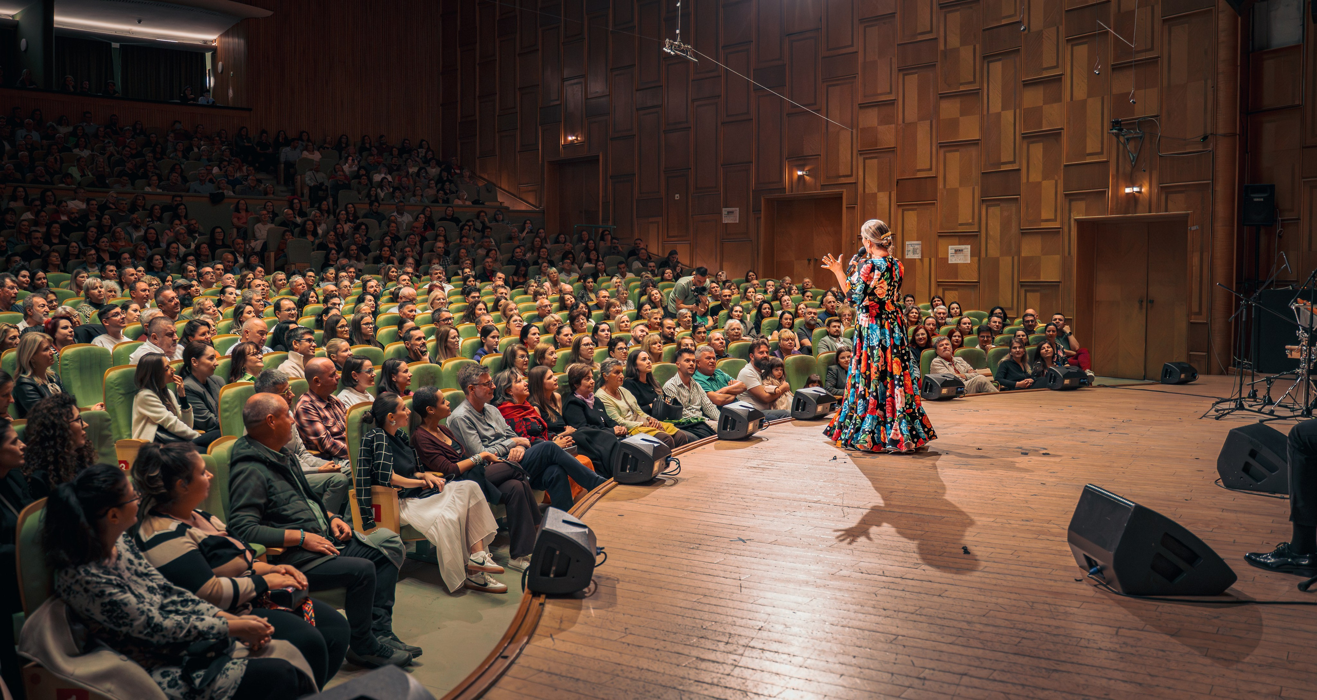 Spectacol de flamenco la Sala Radio din București, artistă pe scenă în fața publicului, fotografie de concert realizată de incadru.ro.