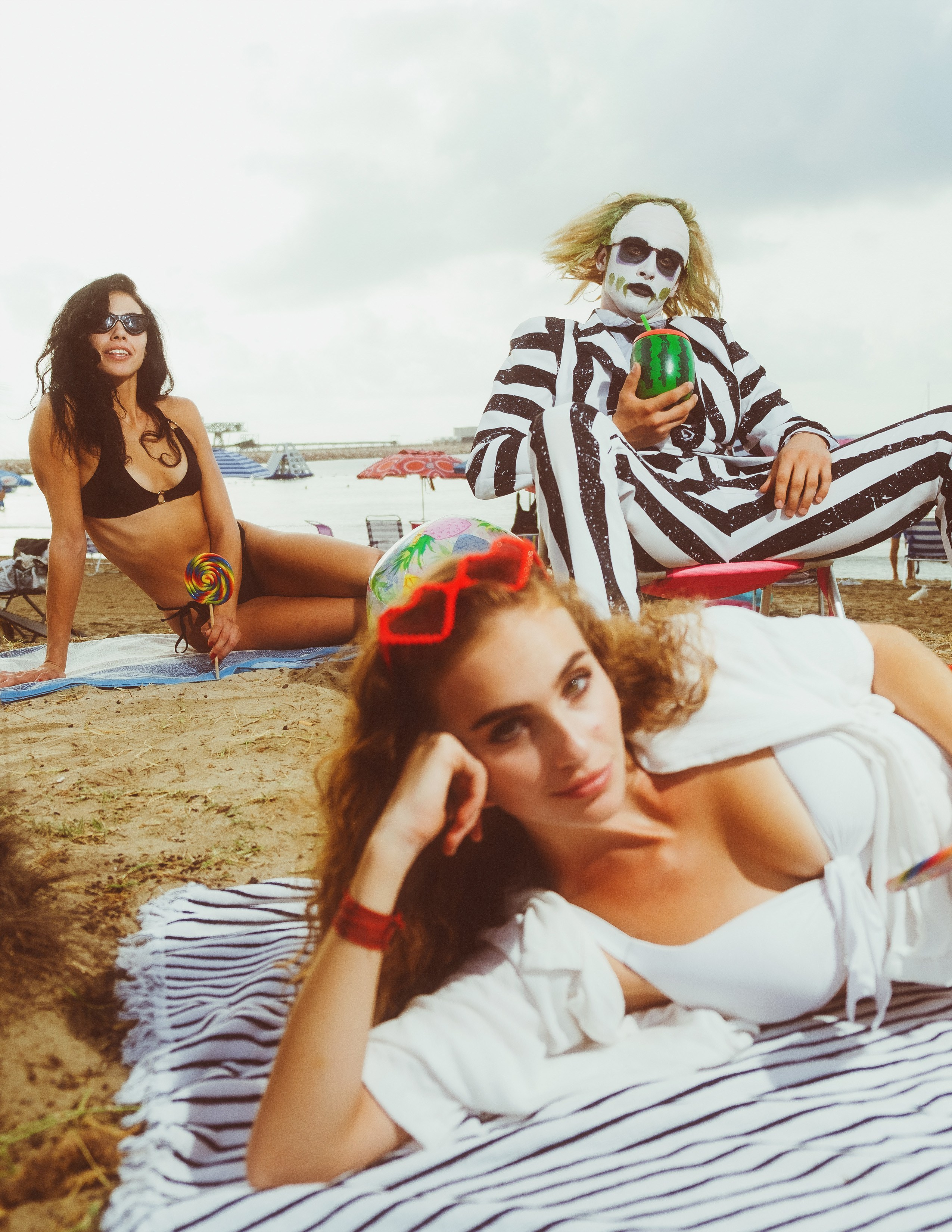 Beetlejuice на море: Экспериментальная фотосессия с цирковыми артистами — Фотограф Андрей Луковников