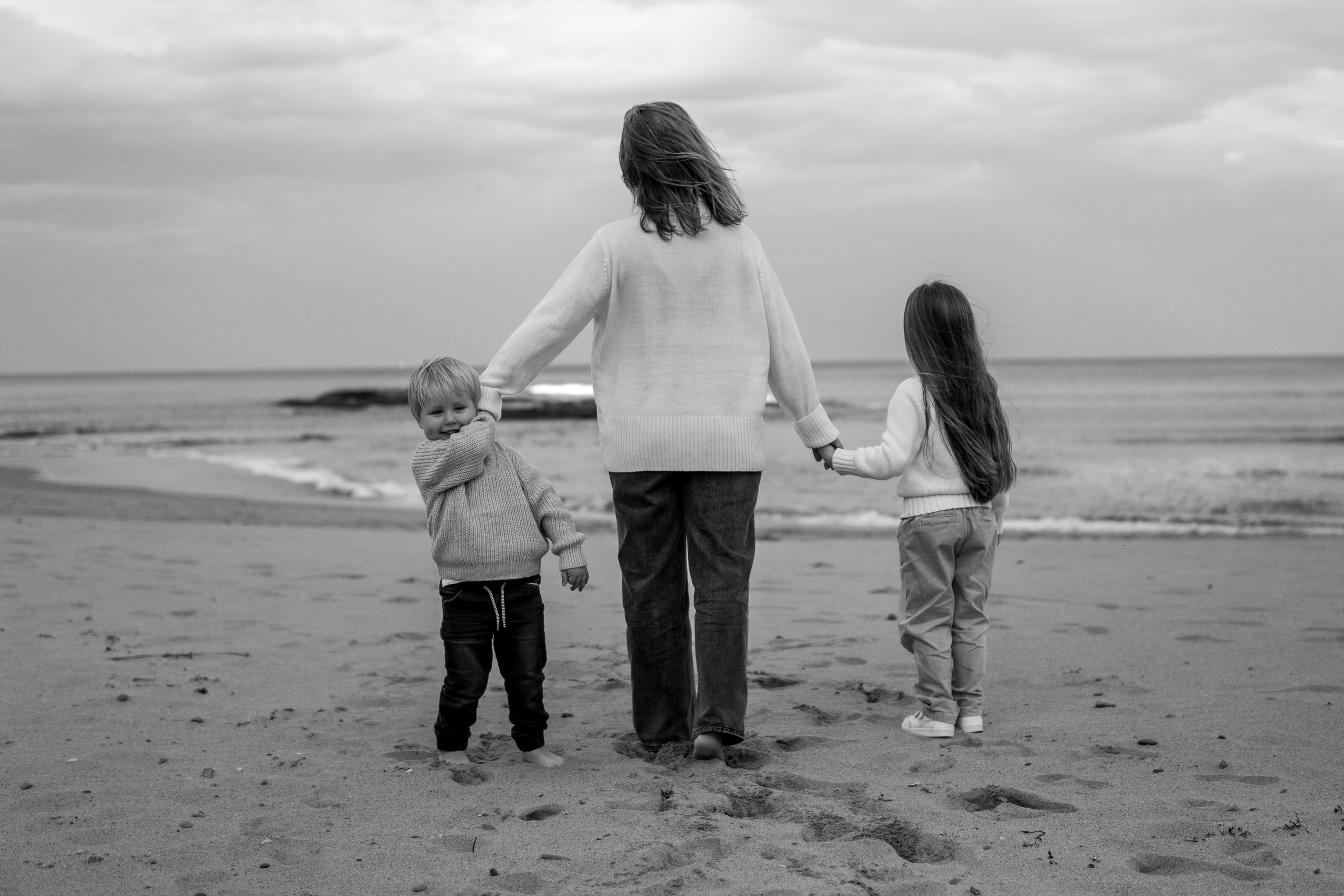 Family Beach Photo Session in Gijón, Spain — Mother and Kids at Playa de Ñora