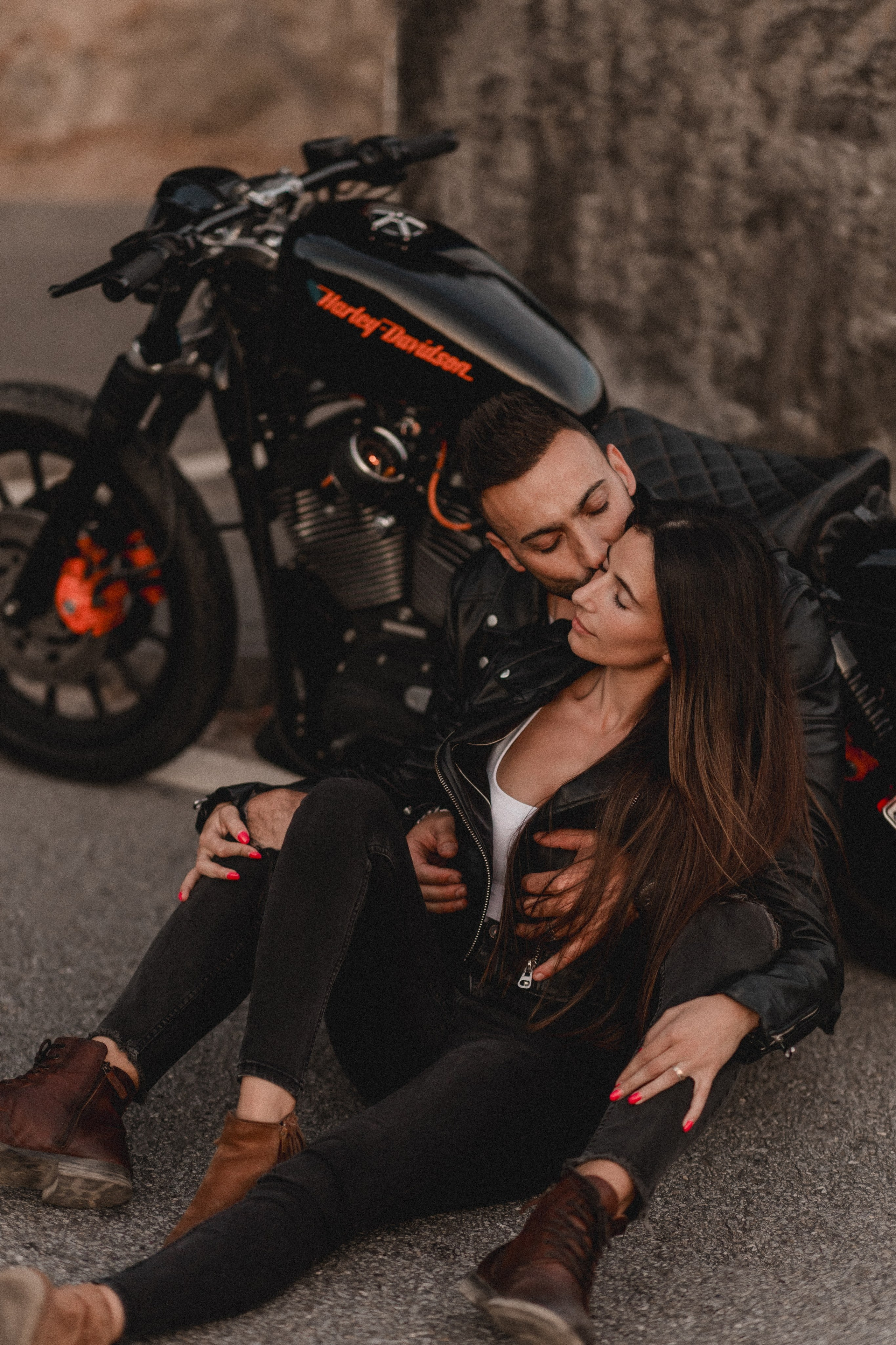 Beijo apaixonado entre futura noiva e noivo ao pôr do sol, momento cinematográfico de casamento