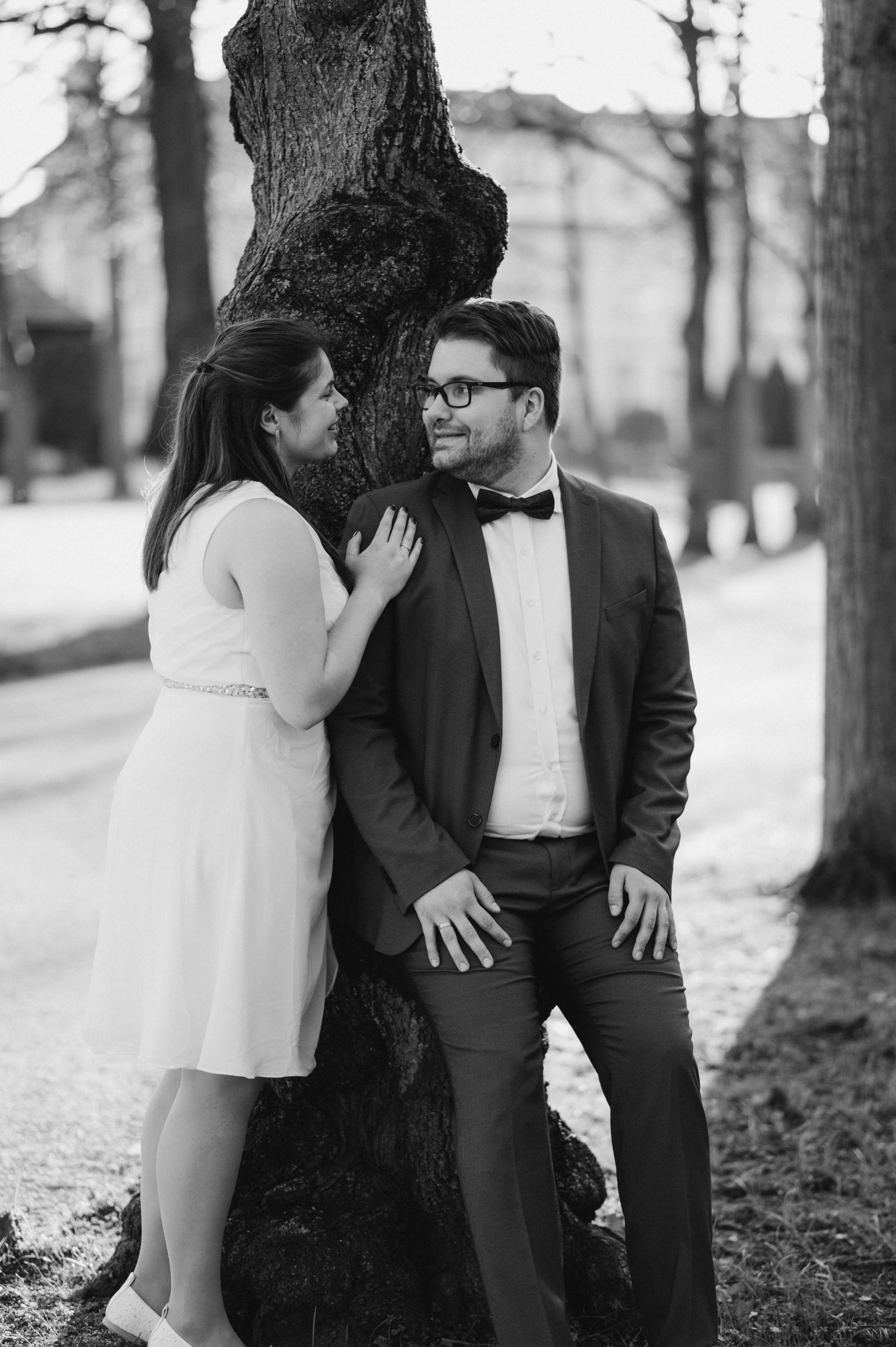 Zärtlicher Moment im Hofgarten Ansbach – Braut lehnt an Bräutigam, sanftes Licht