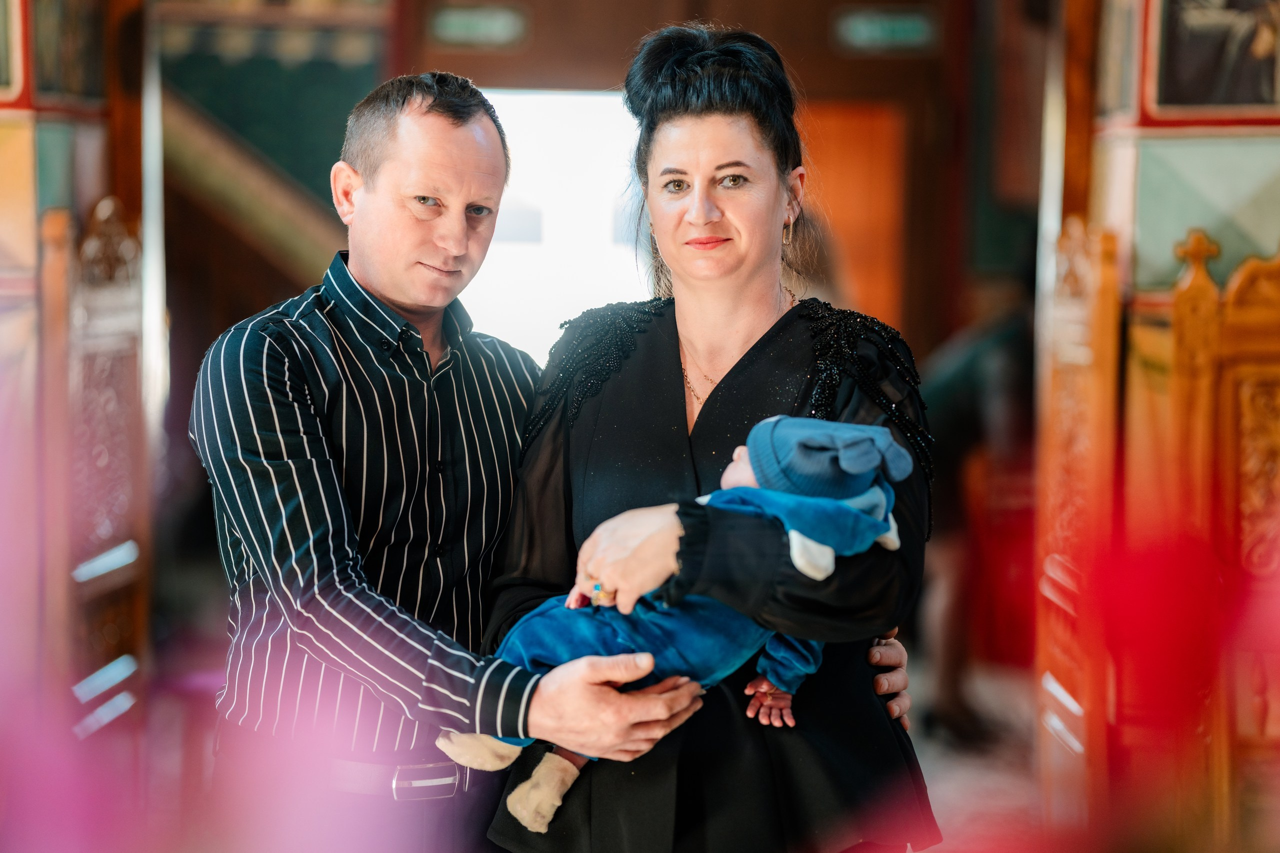 - Preotul ținându-l pe micuțul Mathias Gabriel la botez, în biserica Înălțarea Domnului, Copălău  - Detalii de la botezul lui Mathias – lumânare, trusou și icoană  - Familia lui Mathias Gabriel alături de micuț, în ziua botezului  - Portret emoționant cu mama și bebelușul în brațe, în biserică,fotograf profesionist evenimente Botoșani, Iași, Suceava, Fălticeni, Bacău, Pașcani, Roman - AlinoFotoStudio by Alin Chirilă - servicii foto nuntă, botez, cununie, ședințe foto creative, albume personalizate, fotografii emoționante și calitative pentru cele mai importante momente din viață,fotograf nuntă Botoșani Alin Chirilă,  ședință foto botez Iași - AlinoFotoStudio,  servicii fotograf profesionist evenimente Suceava,  fotograf cununie civilă Fălticeni - Alin Chirilă,  album foto nuntă personalizat Bacău.“Bebeluș botezat în biserică, ținut în brațe de nași”	•	“Detaliu cu lumânarea de botez decorată cu flori albe”	•	“Părinți emoționați alături de copilul lor la ceremonia de botez”	•	“Masa festivă de botez cu decor tematic și tort personalizat”	•	“Momentul în care preotul toarnă apă sfințită pe fruntea bebelușului”	“Bebeluș în rochie albă de botez, zâmbind în brațele mamei”	•	“Detaliu cu cruciulița de botez așezată pe o pernă de satin”	•	“Părinți și nași aprinzând lumânările în timpul ceremoniei de botez”	•	“Tort de botez decorat cu figurine tematice și numele copilului”	•	“Copil botezat dormind liniștit în pătuțul decorat festiv”	•	“Momentul în care preotul binecuvântează copilul în fața altarului”	•	“Invitați adunându-se în jurul mesei festive la petrecerea de botez”	•	“Bebeluș ținând în mână o jucărie personalizată primită la botez”	•	“Familie fericită pozând împreună după ceremonia de botez”	•	“Decor tematic cu baloane și flori la locația petrecerii de botez” fotograf Botoșani fotograf evenimente fotograf botez Alin Chirila fotograf alinofotostudio.fotograf botez Amelis Maria, fotografie botez Botoșani, fotograf Alin Chirilă, amintiri botez, fotografii botez, botez Amelis Maria, fotograf copii, fotografie botez în Botoșani,