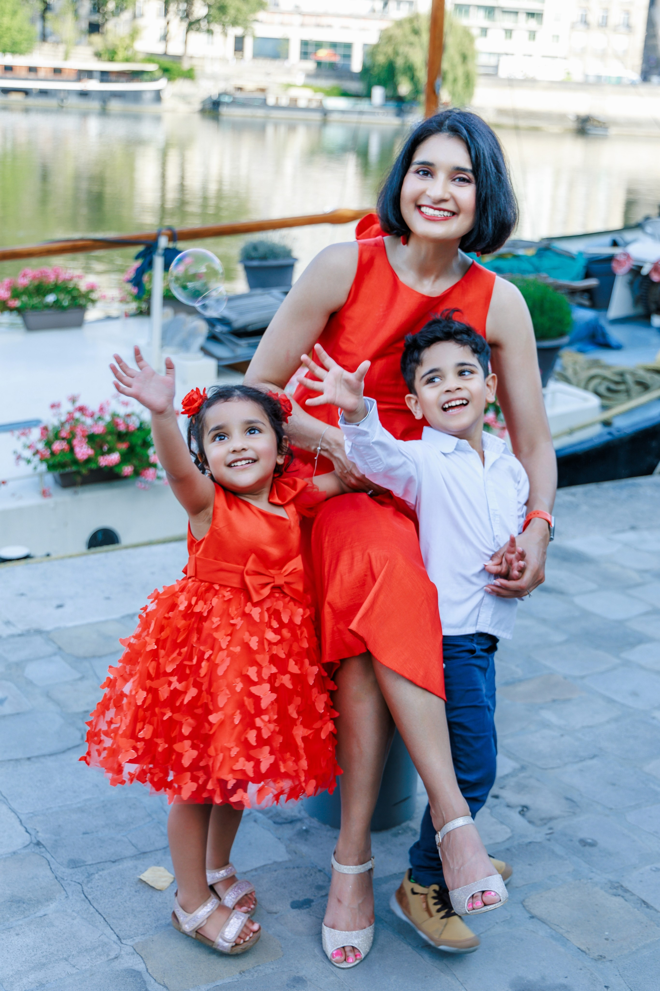 Paris Family Photographer — Artistic Family Photo & Video Experiences with Liya. Photographe à Paris